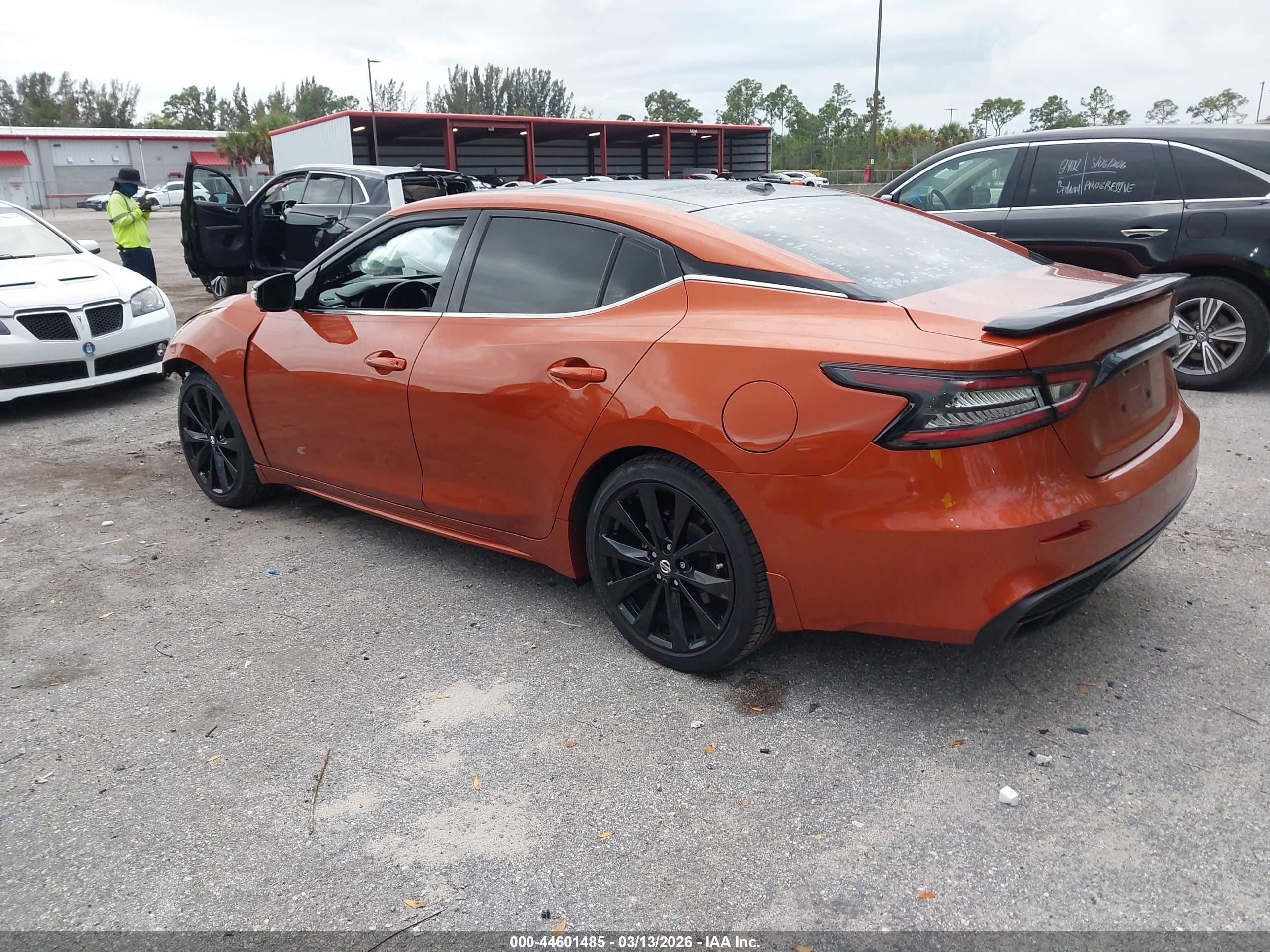NISSAN MAXIMA image 3