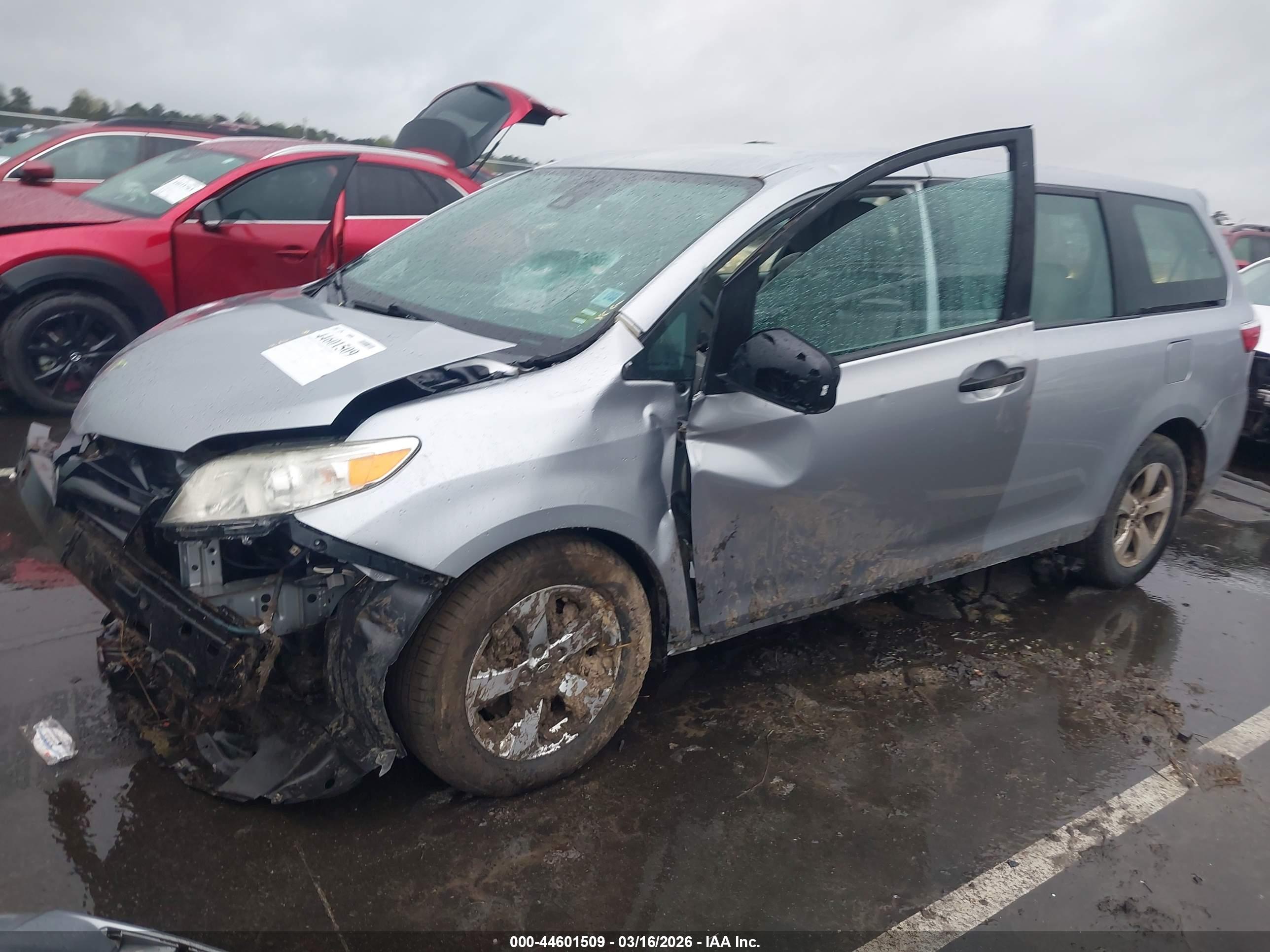 TOYOTA SIENNA image 2