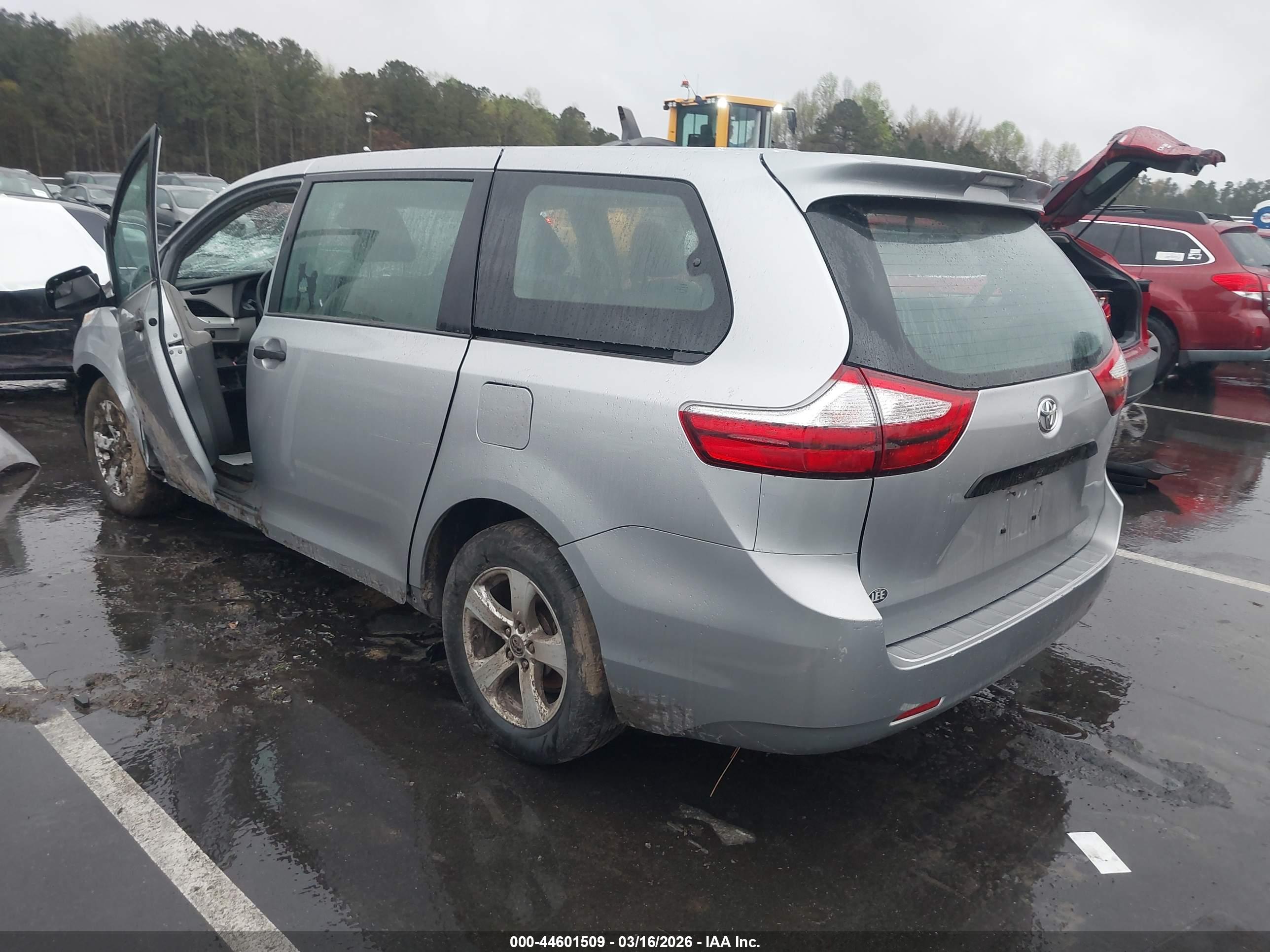 TOYOTA SIENNA image 3