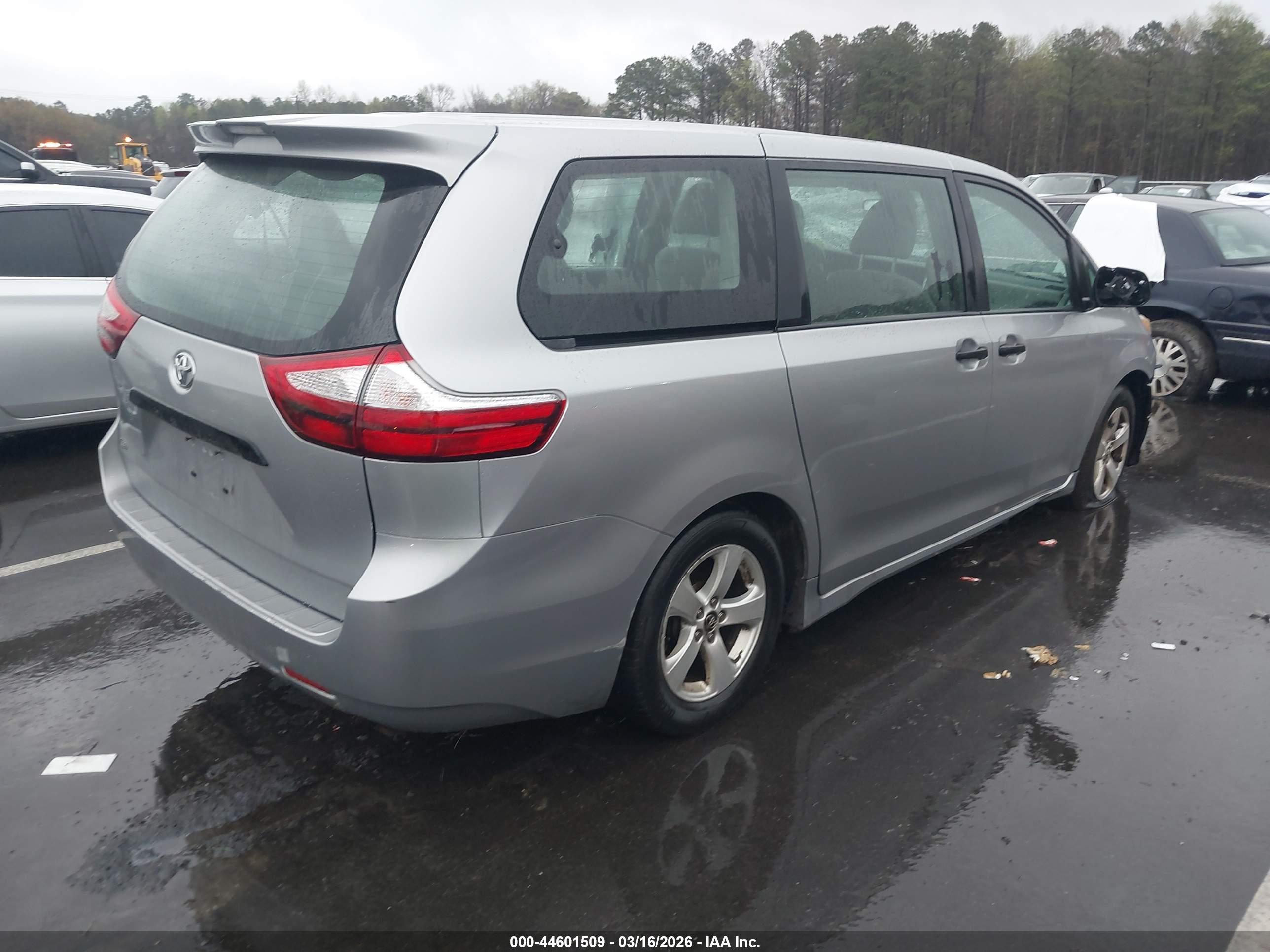 TOYOTA SIENNA image 4