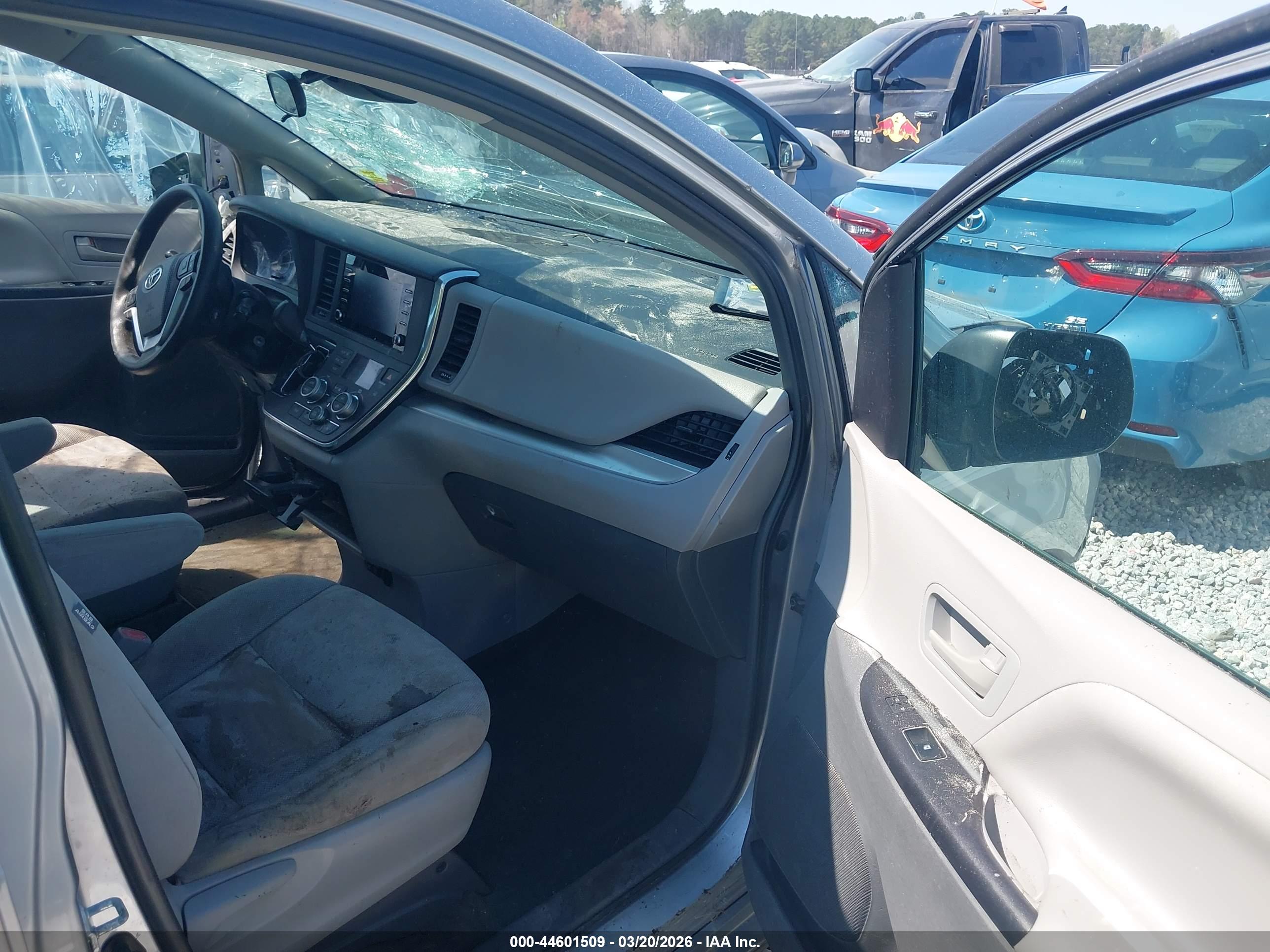 TOYOTA SIENNA image 5