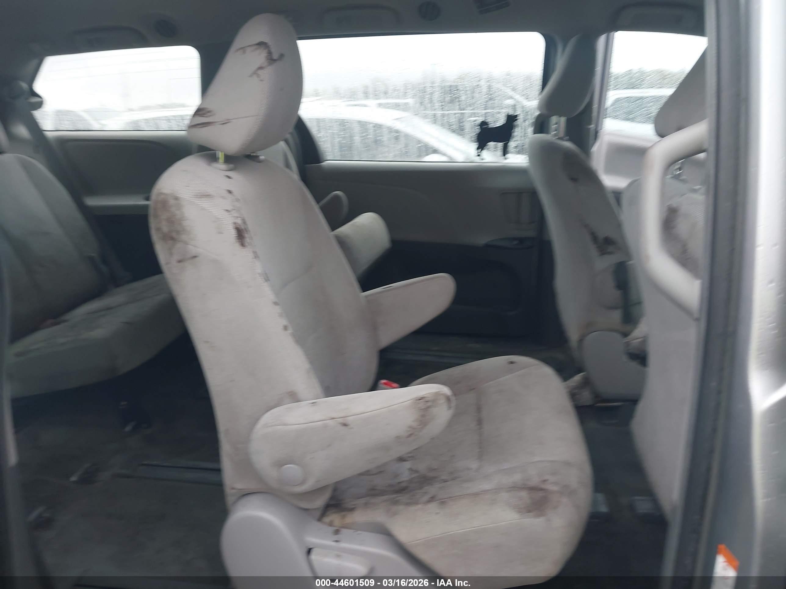 TOYOTA SIENNA image 8