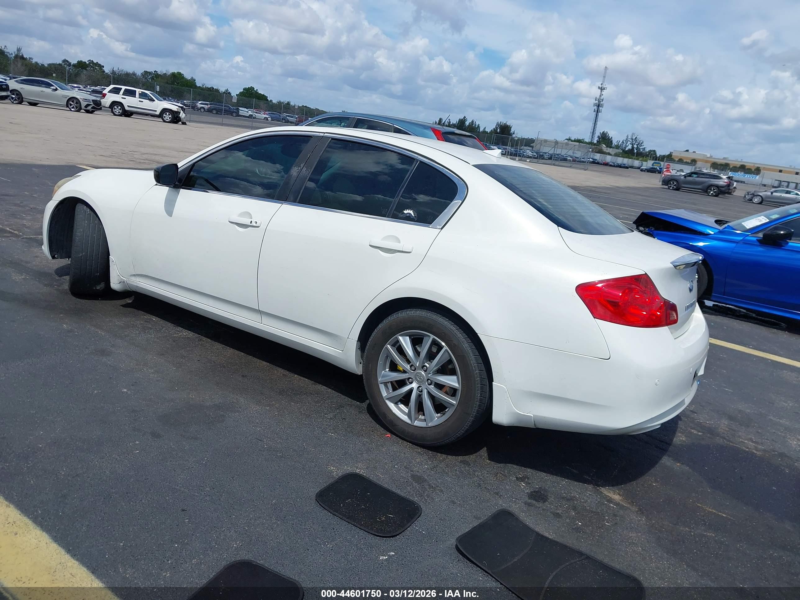 INFINITI G37 image 3