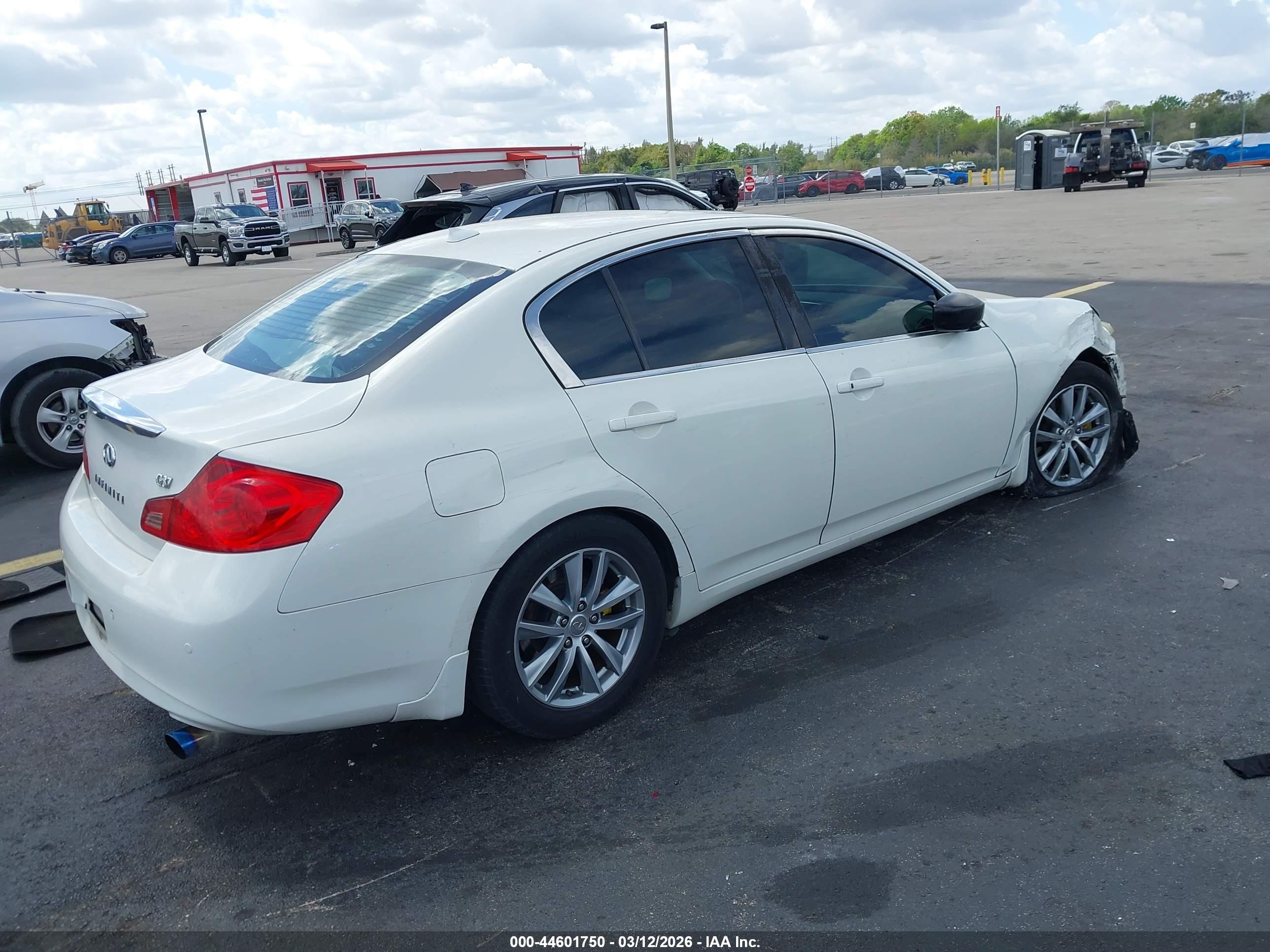 INFINITI G37 image 4