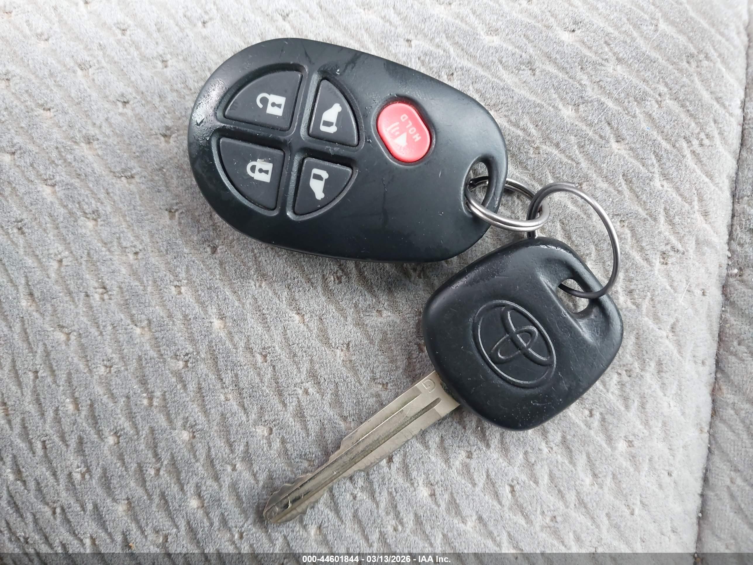 TOYOTA SIENNA image 11