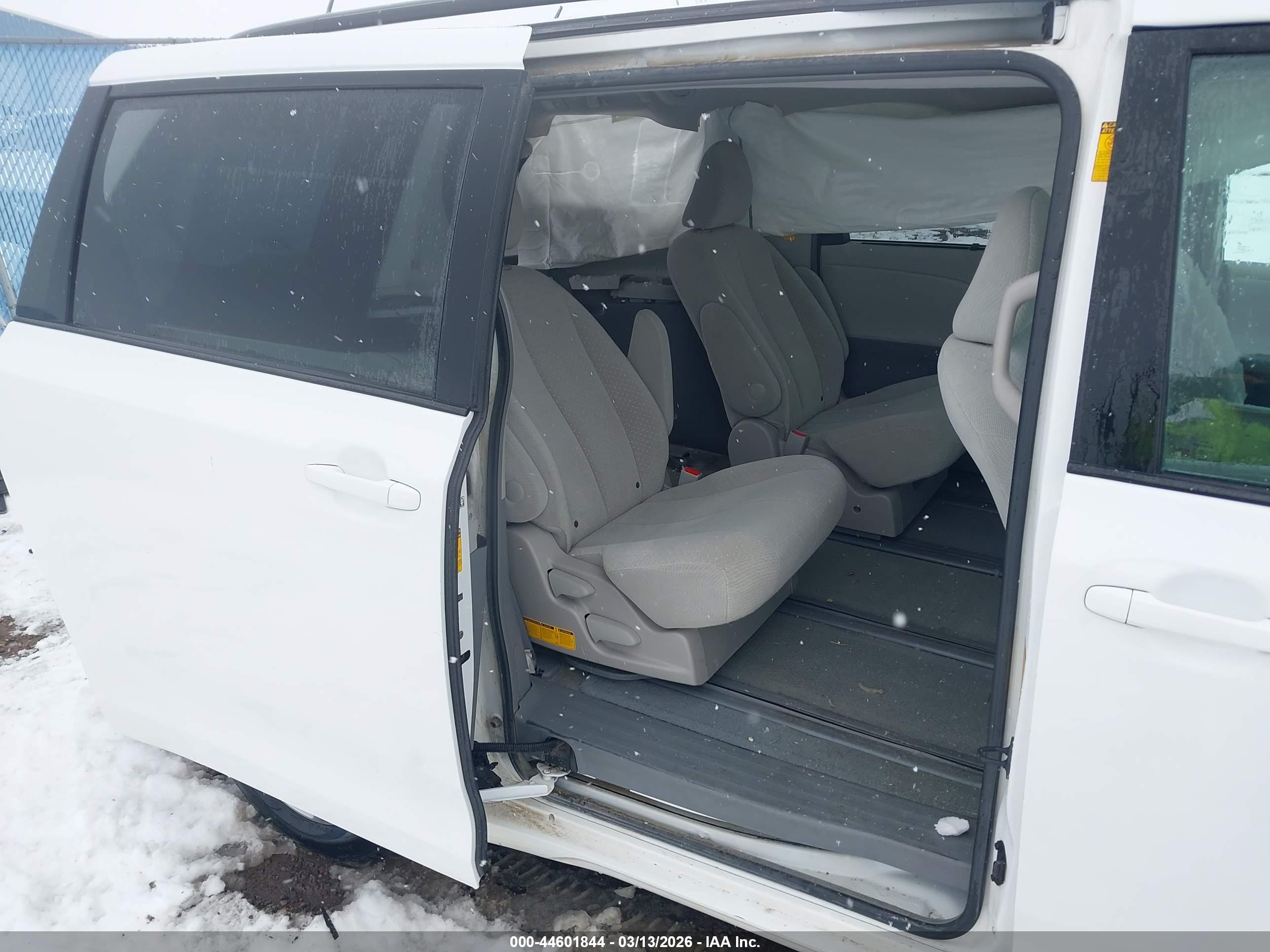 TOYOTA SIENNA image 8