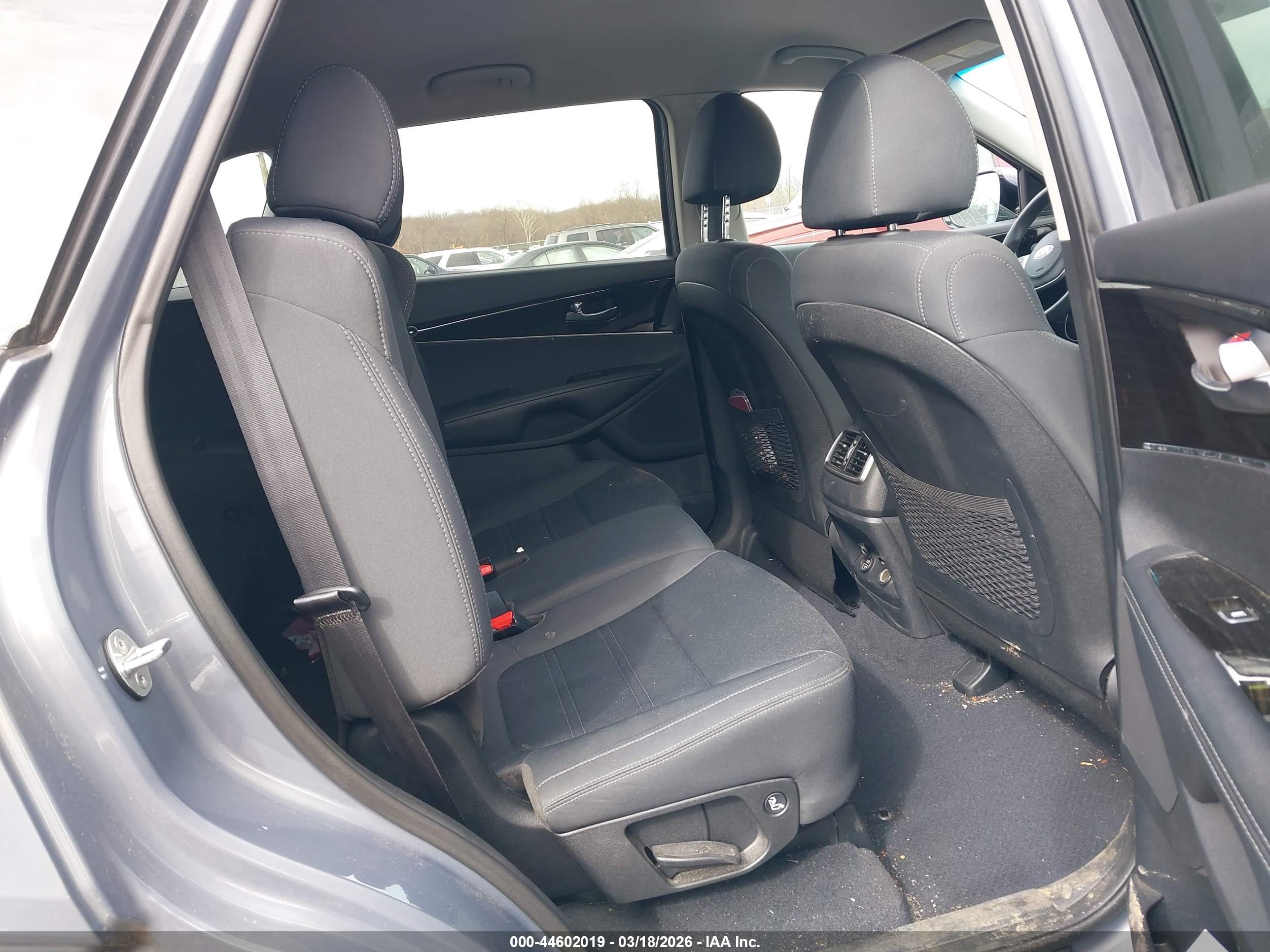 KIA SORENTO image 8