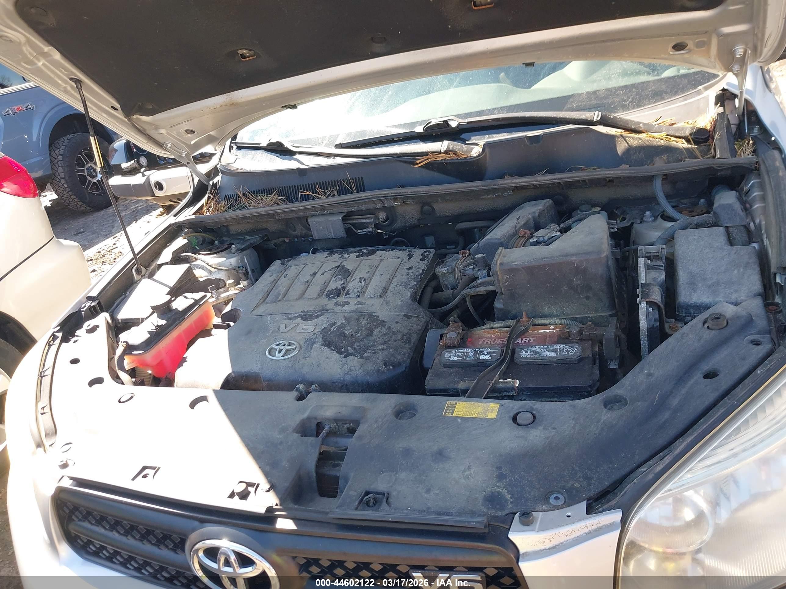 TOYOTA RAV4 image 10