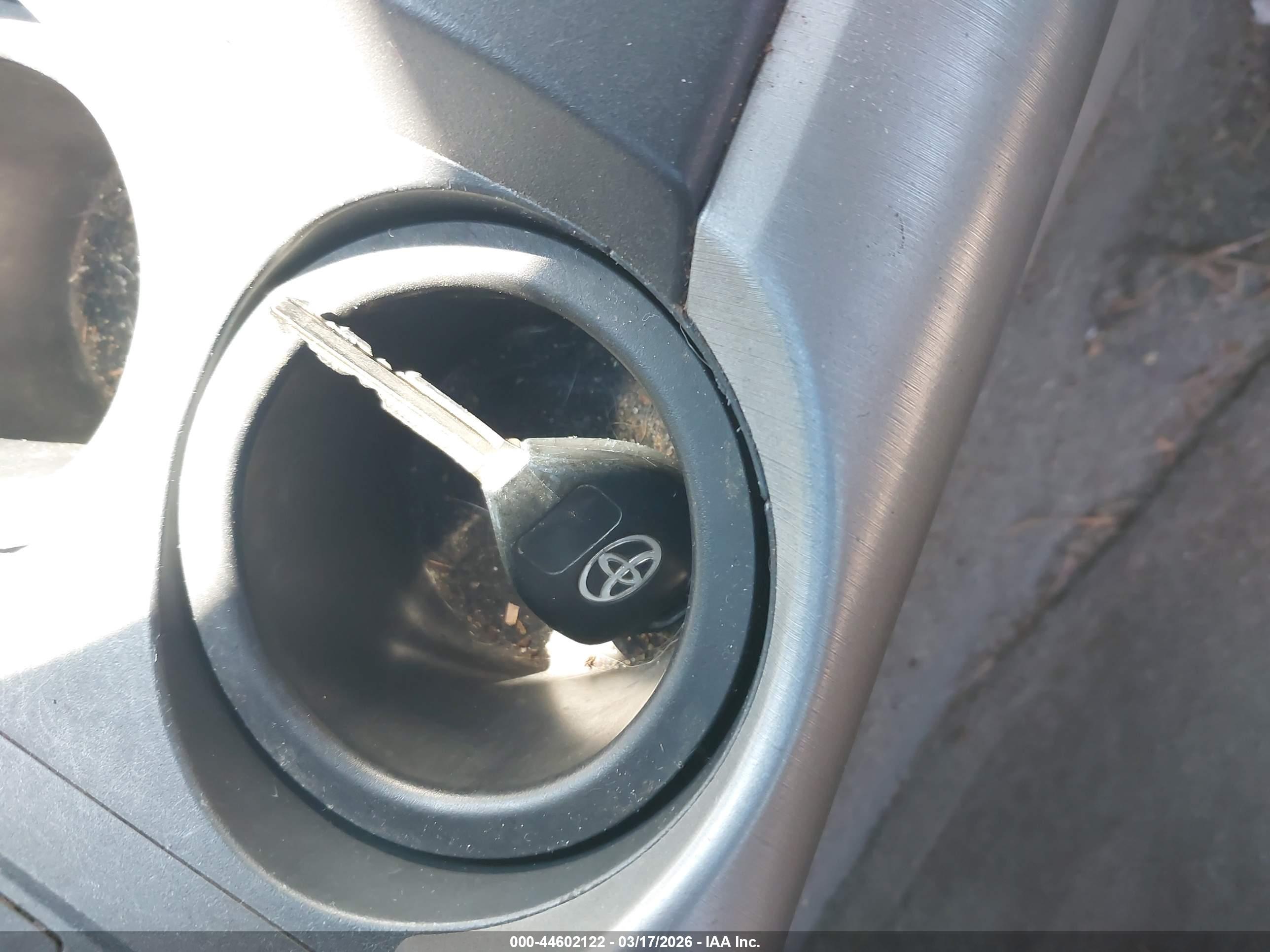 TOYOTA RAV4 image 11