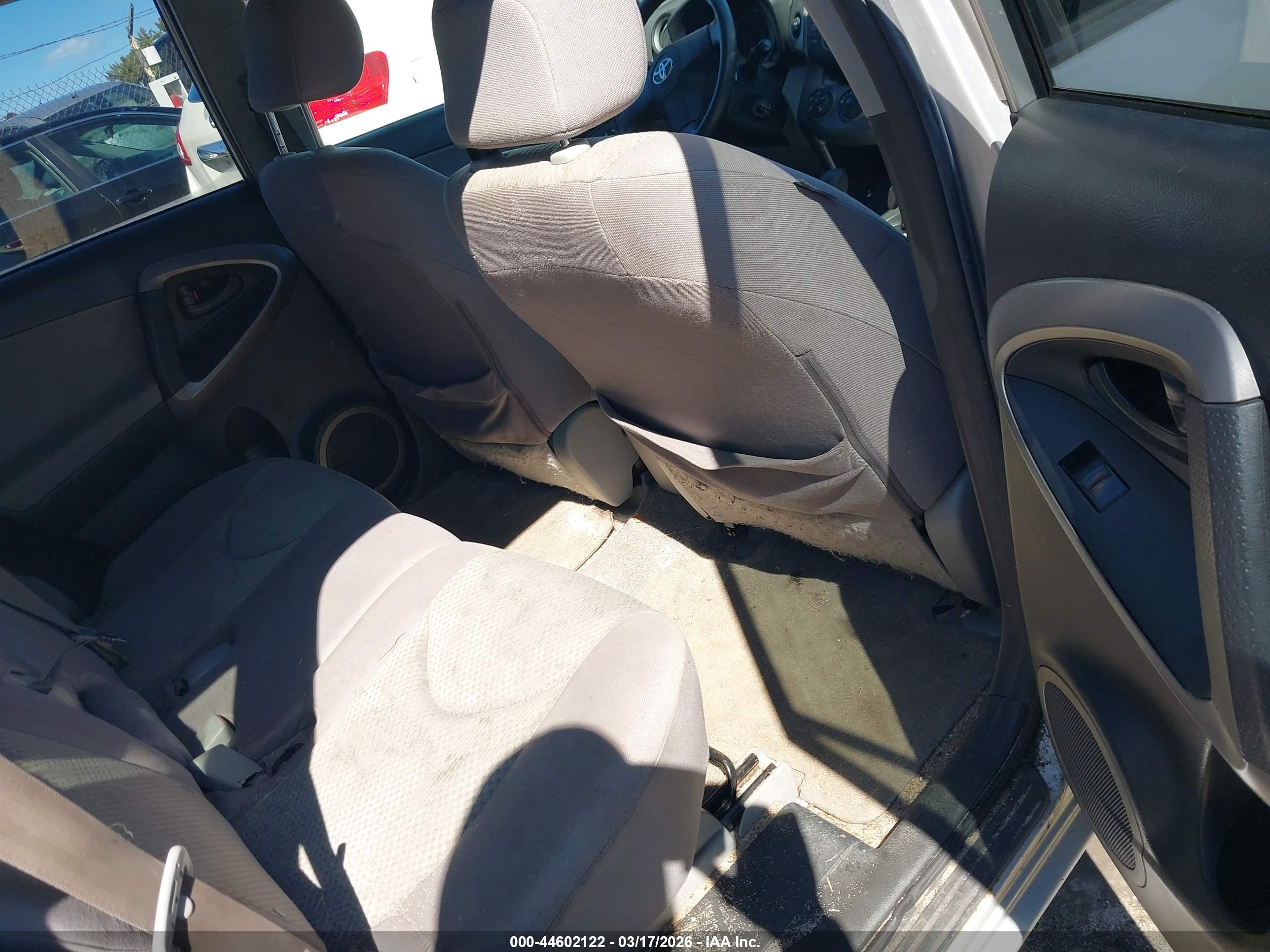 TOYOTA RAV4 image 8