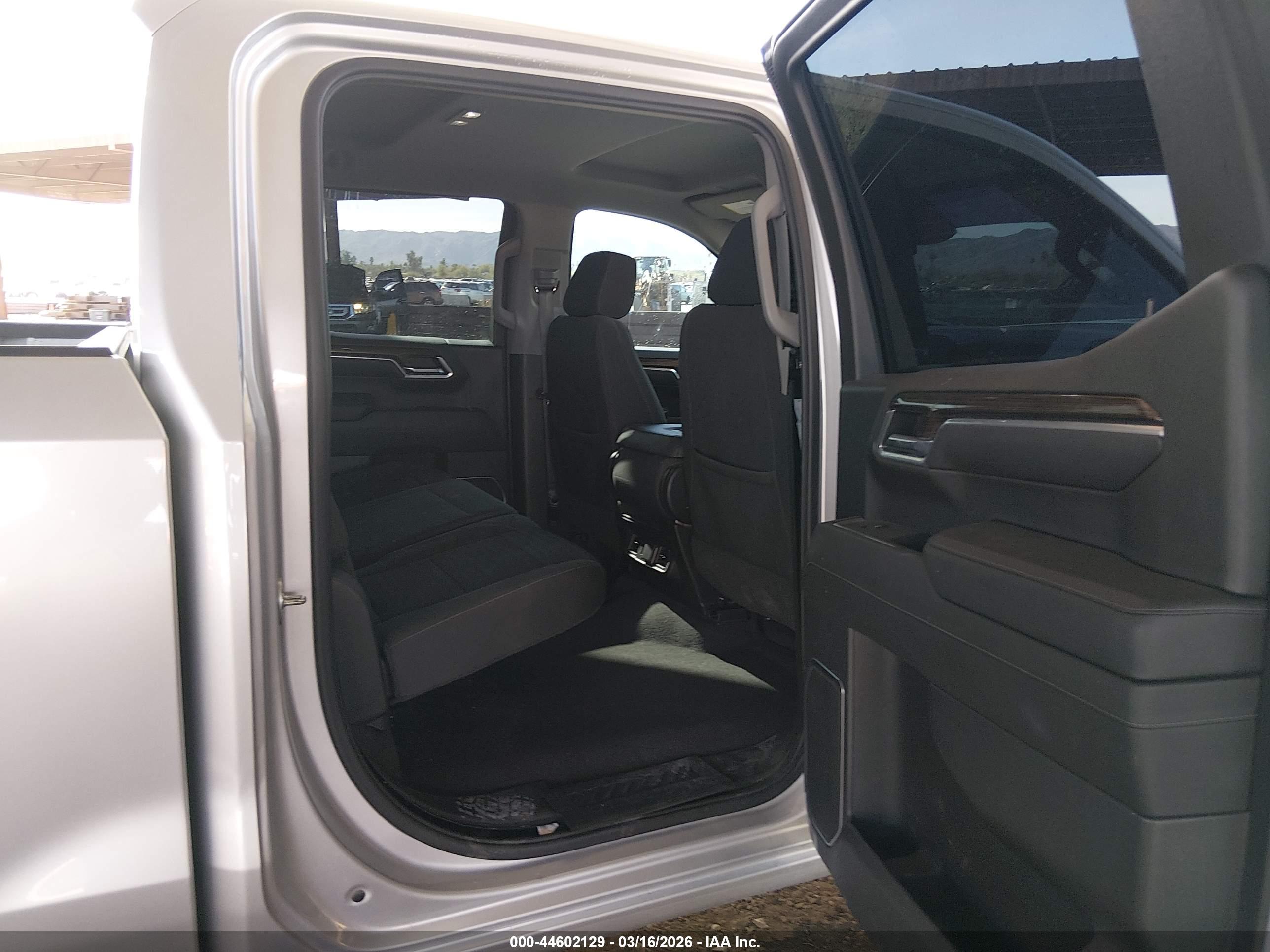 CHEVROLET SILVERADO image 8