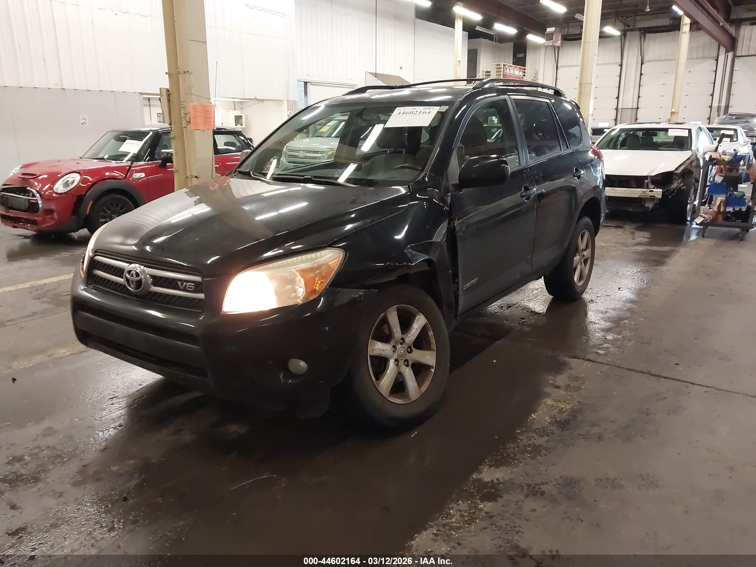 TOYOTA RAV4 image 2