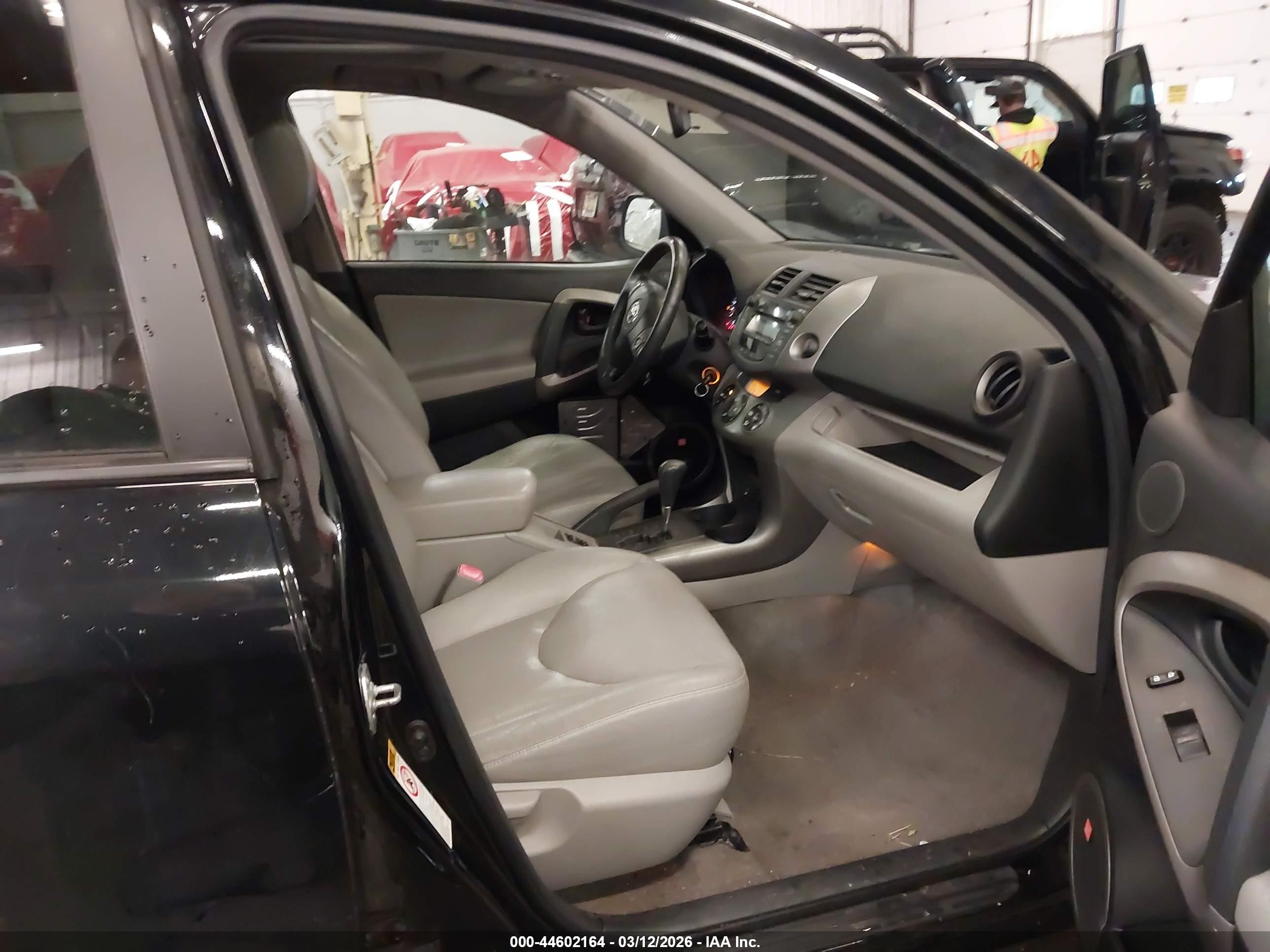 TOYOTA RAV4 image 5
