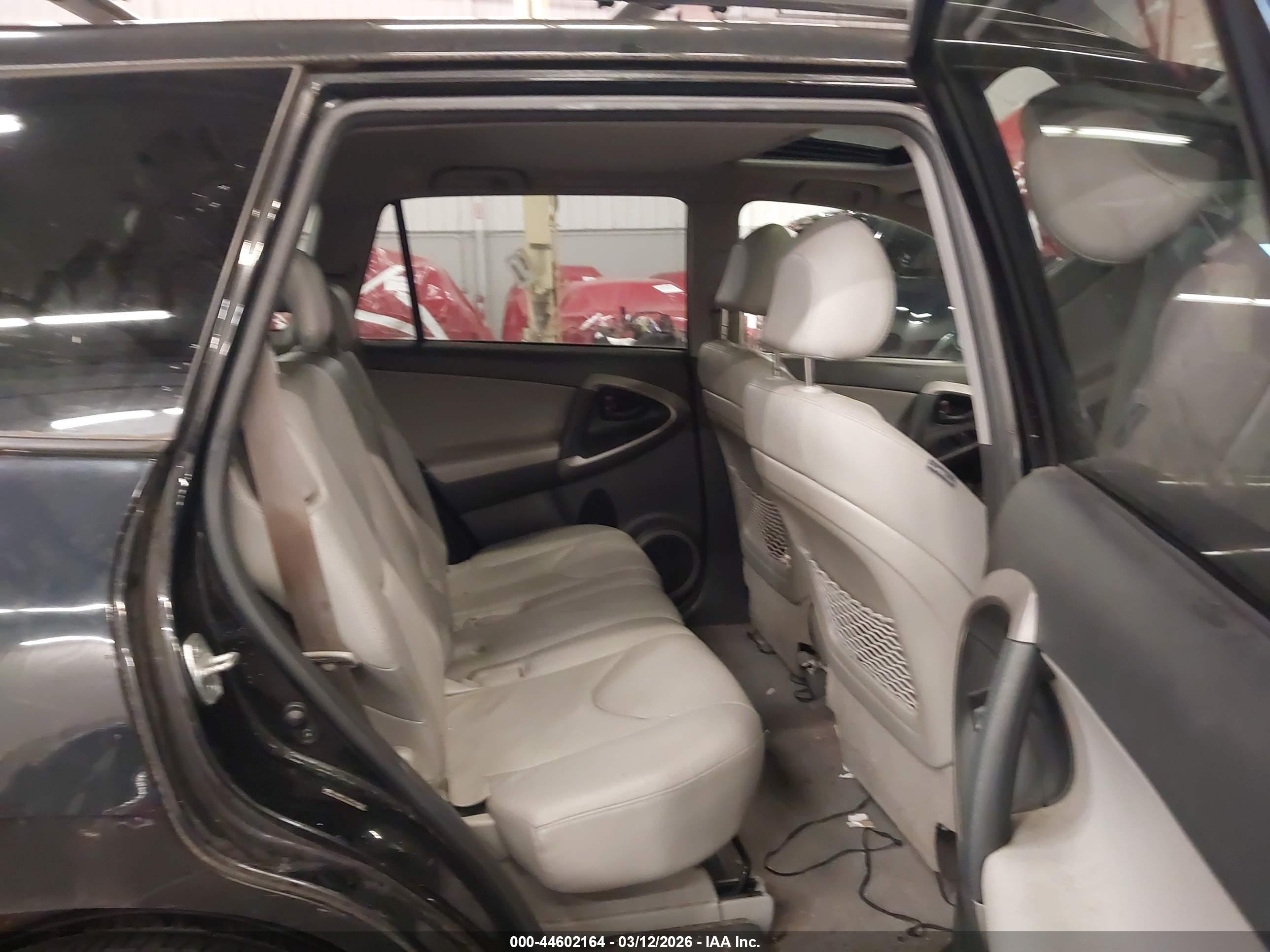 TOYOTA RAV4 image 8