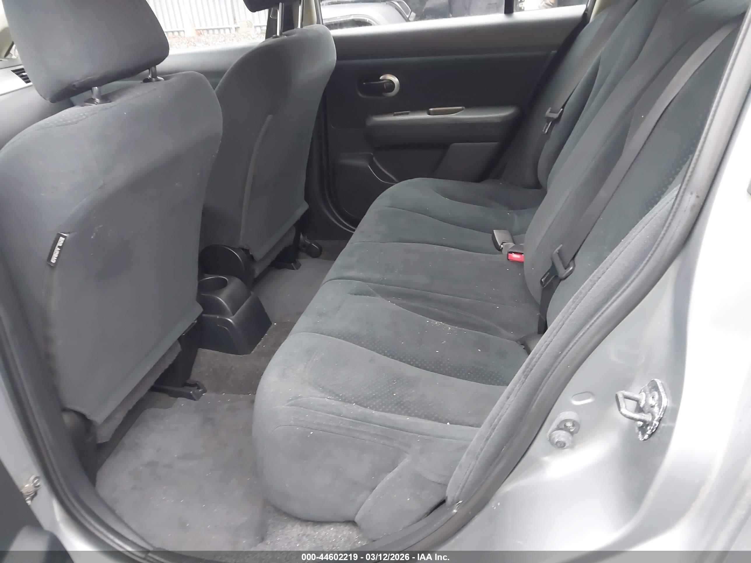 NISSAN VERSA image 8