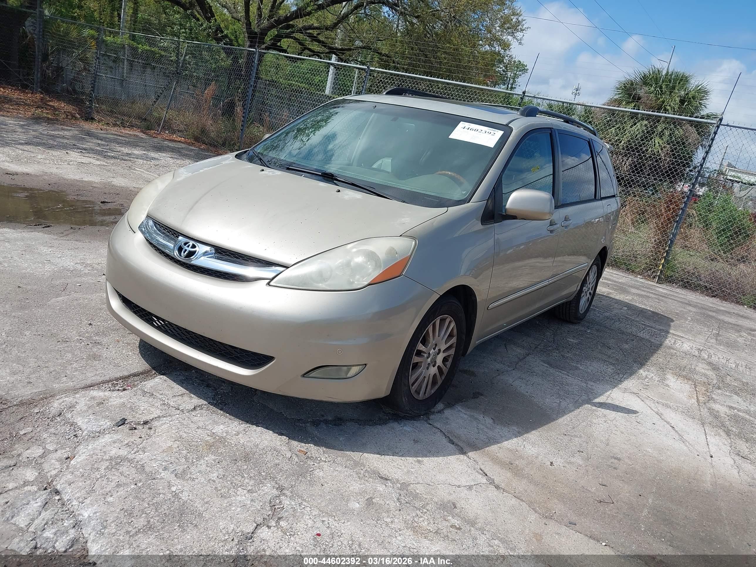 TOYOTA SIENNA image 2
