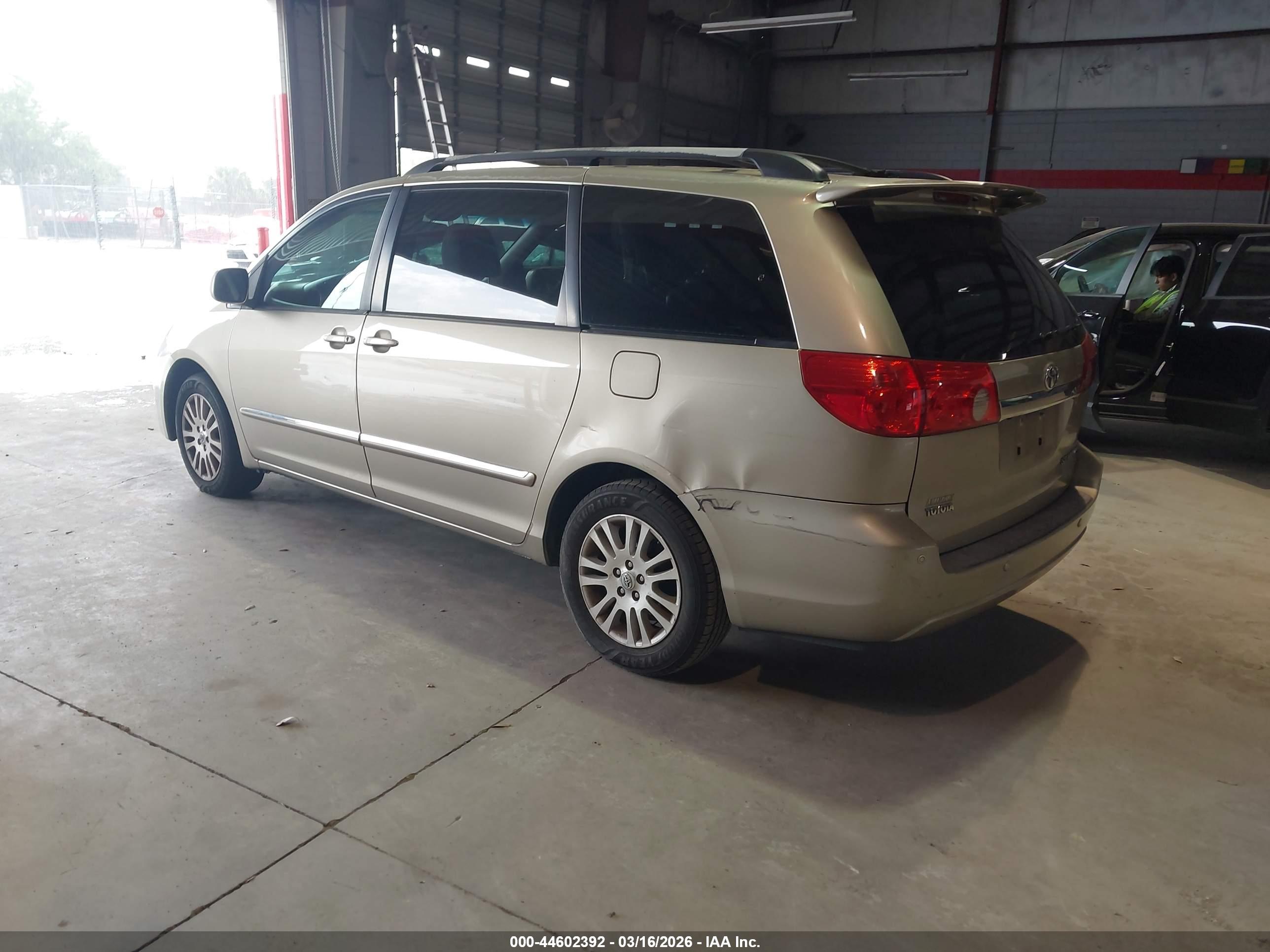 TOYOTA SIENNA image 3