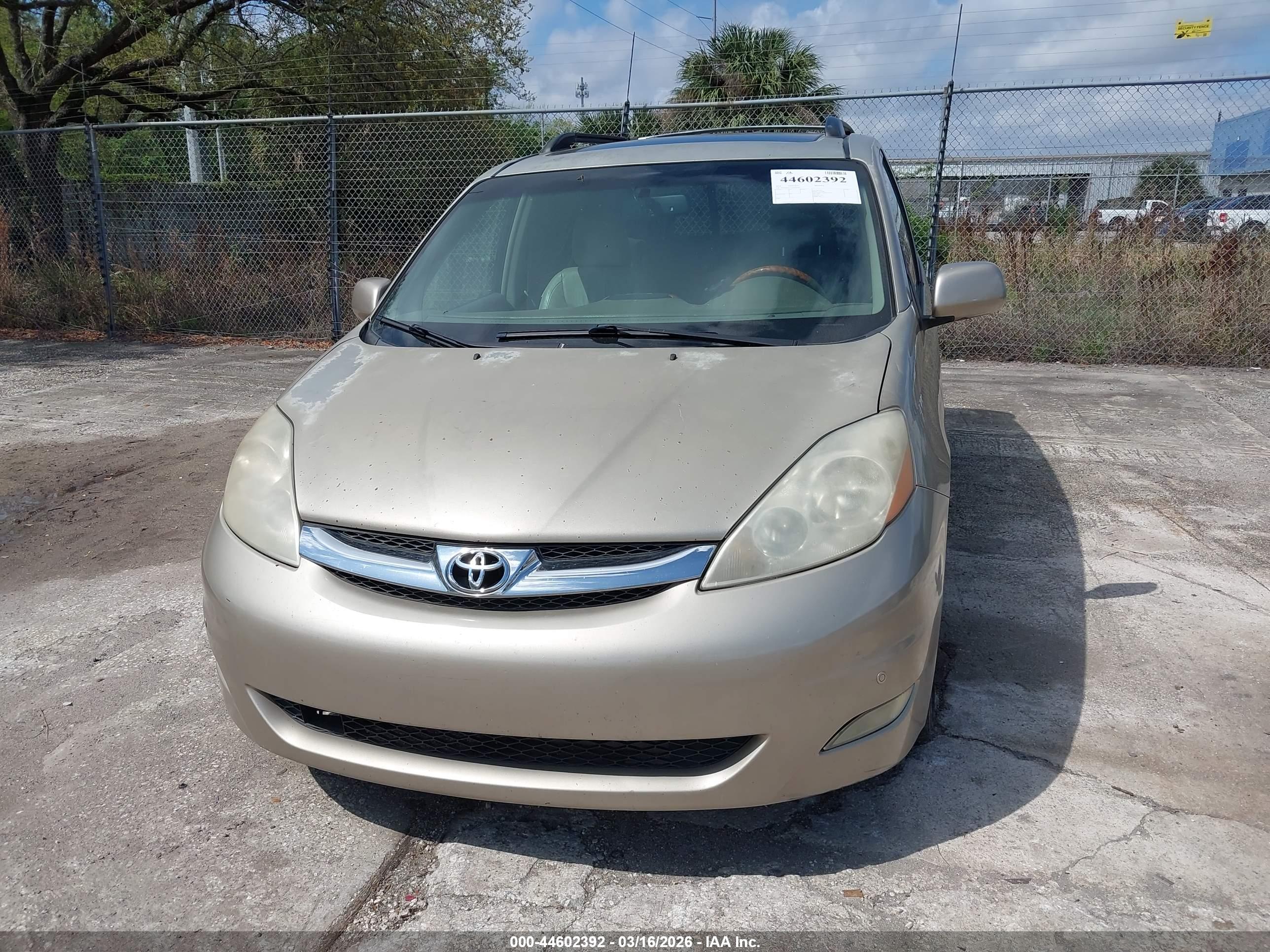 TOYOTA SIENNA image 6