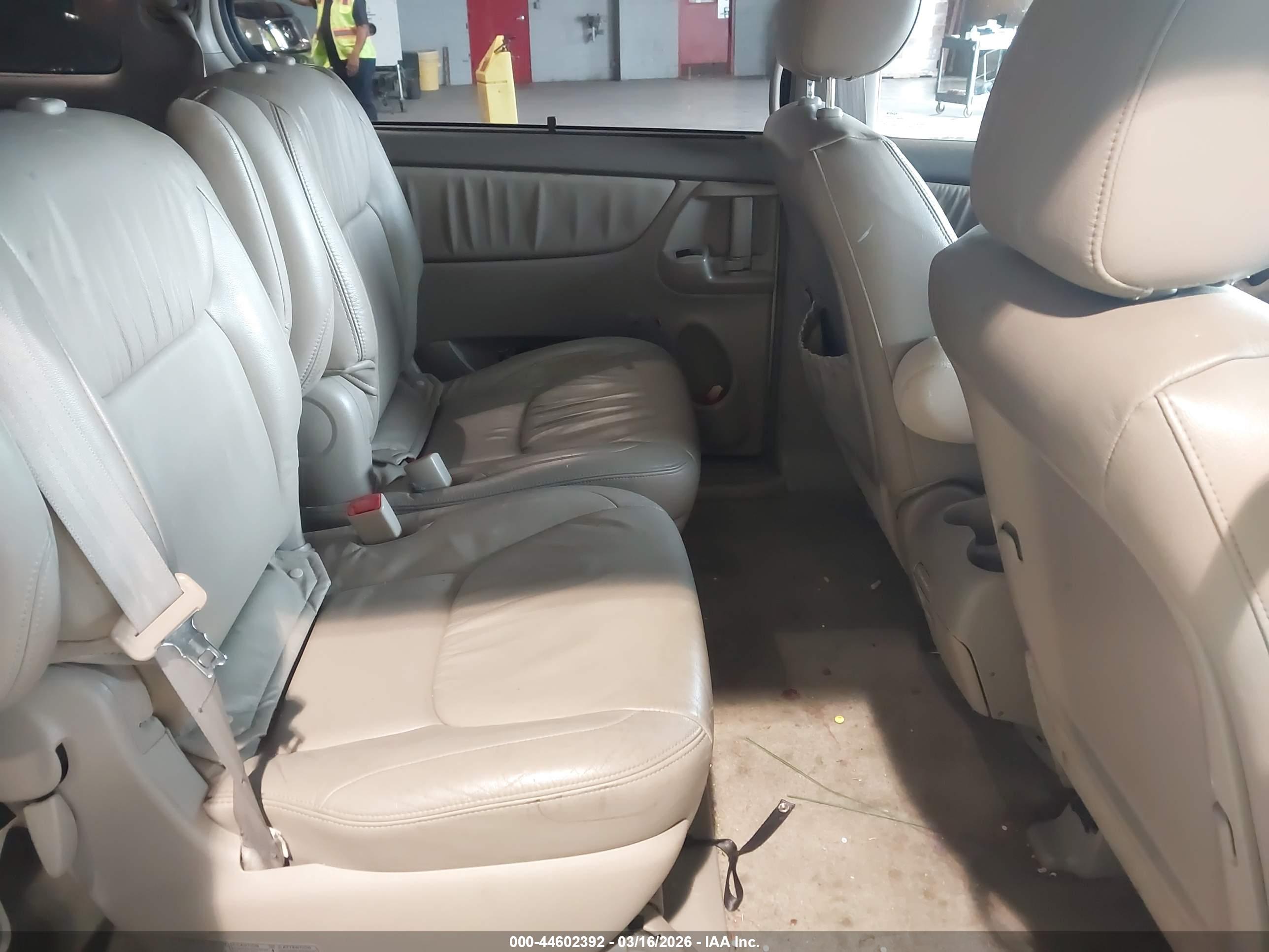 TOYOTA SIENNA image 8