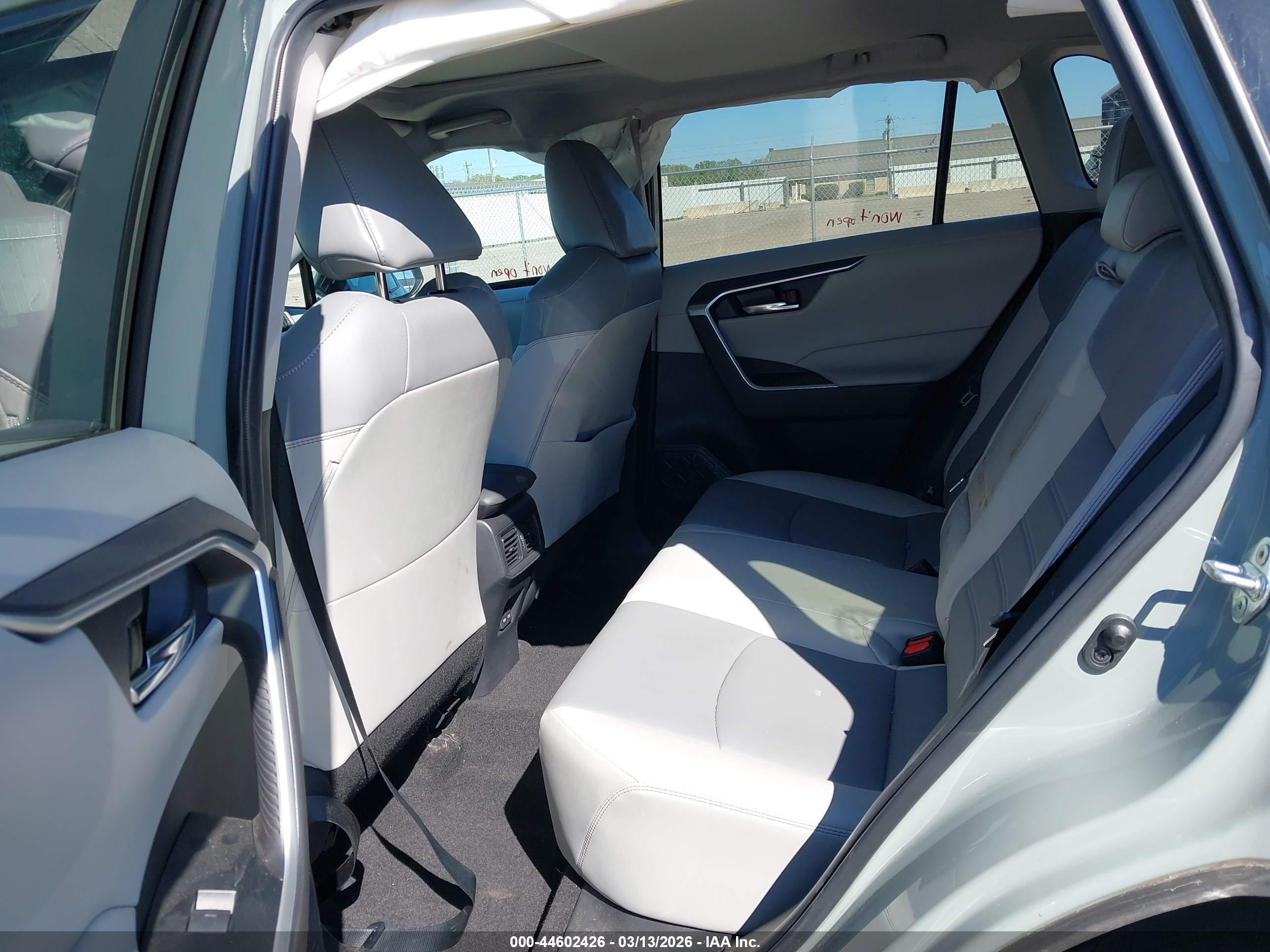 TOYOTA RAV4 image 8