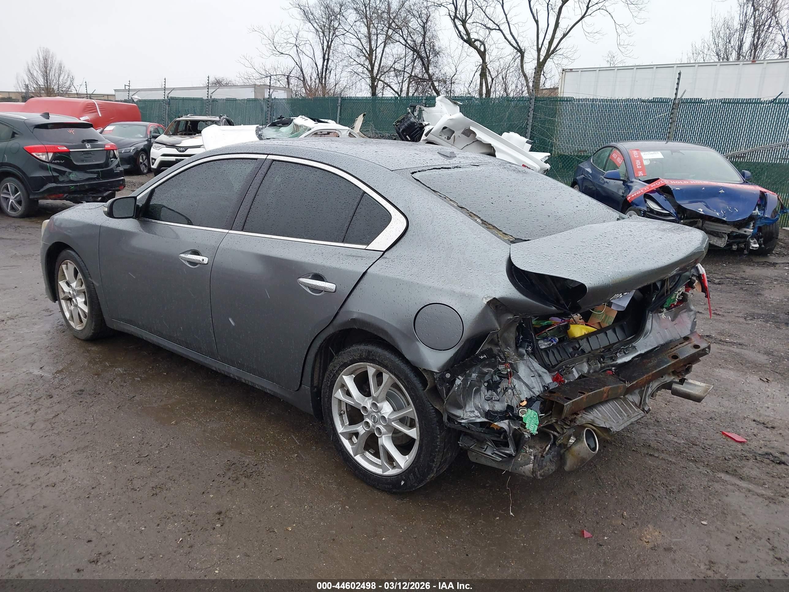 NISSAN MAXIMA image 3