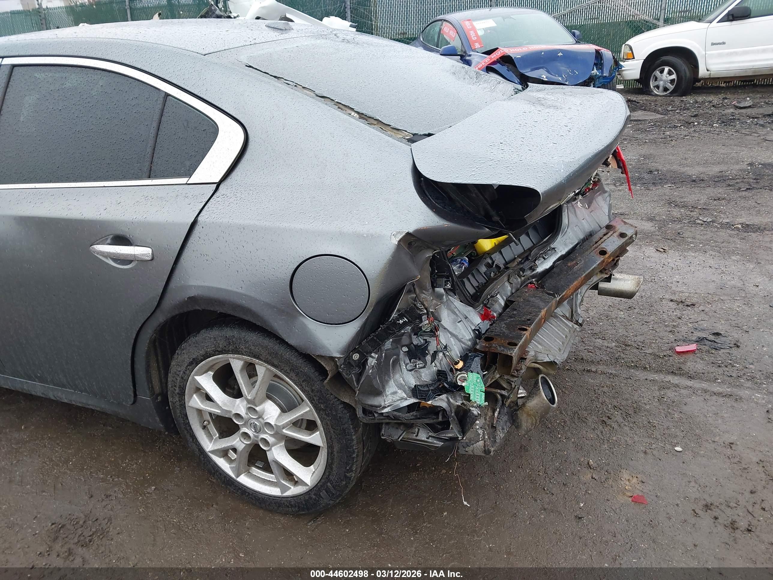 NISSAN MAXIMA image 6