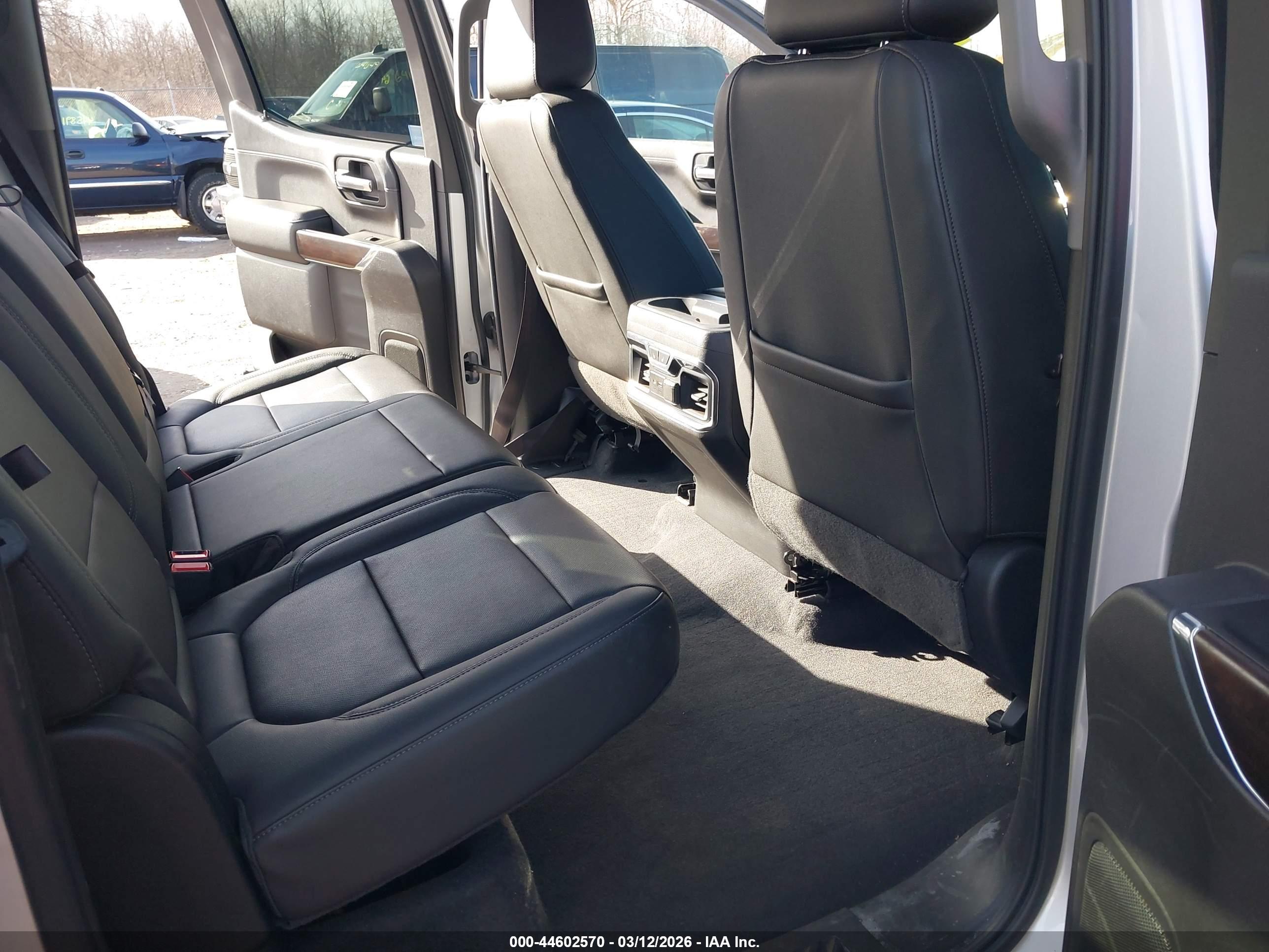 GMC SIERRA image 8