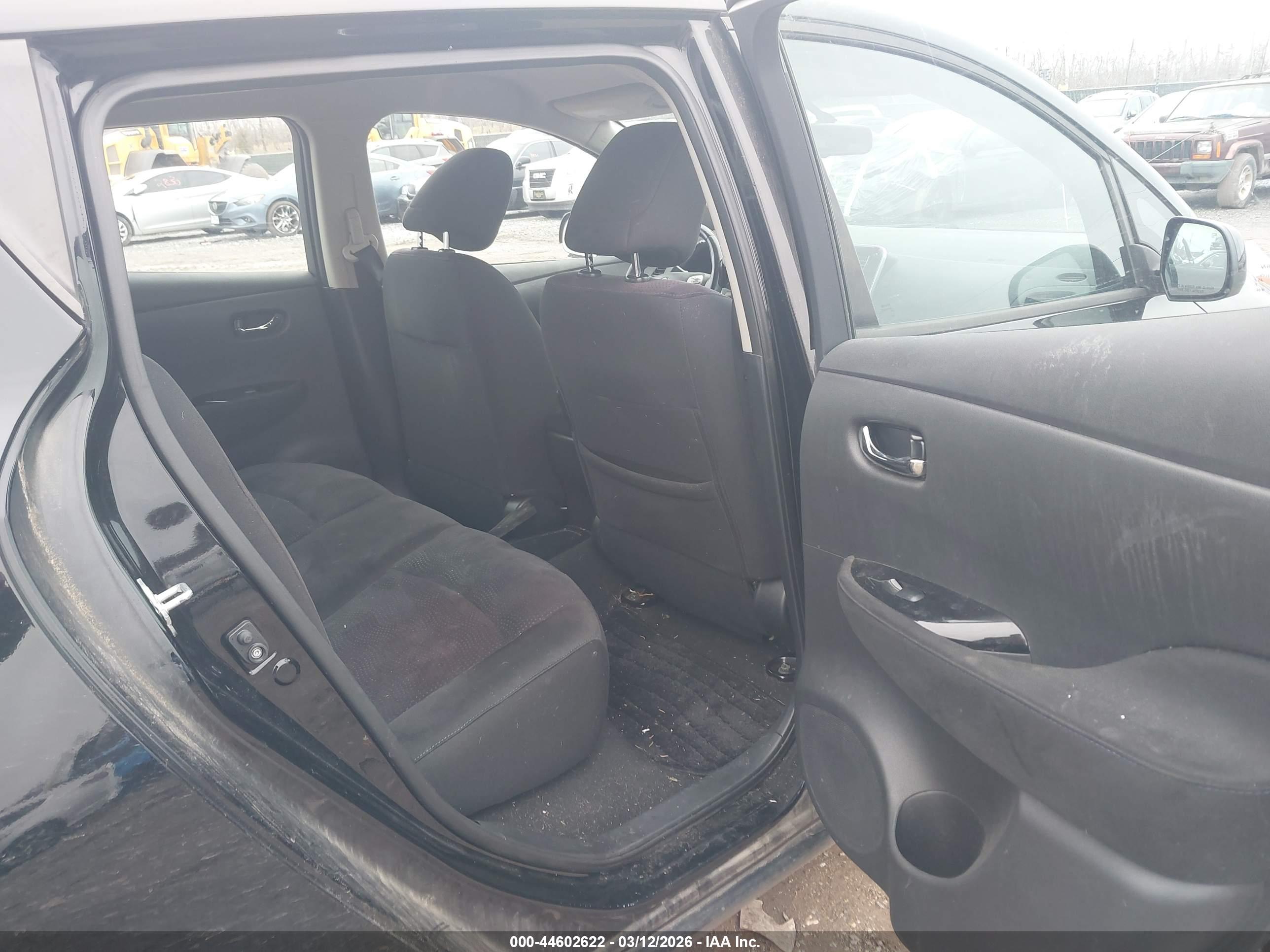 NISSAN LEAF image 8