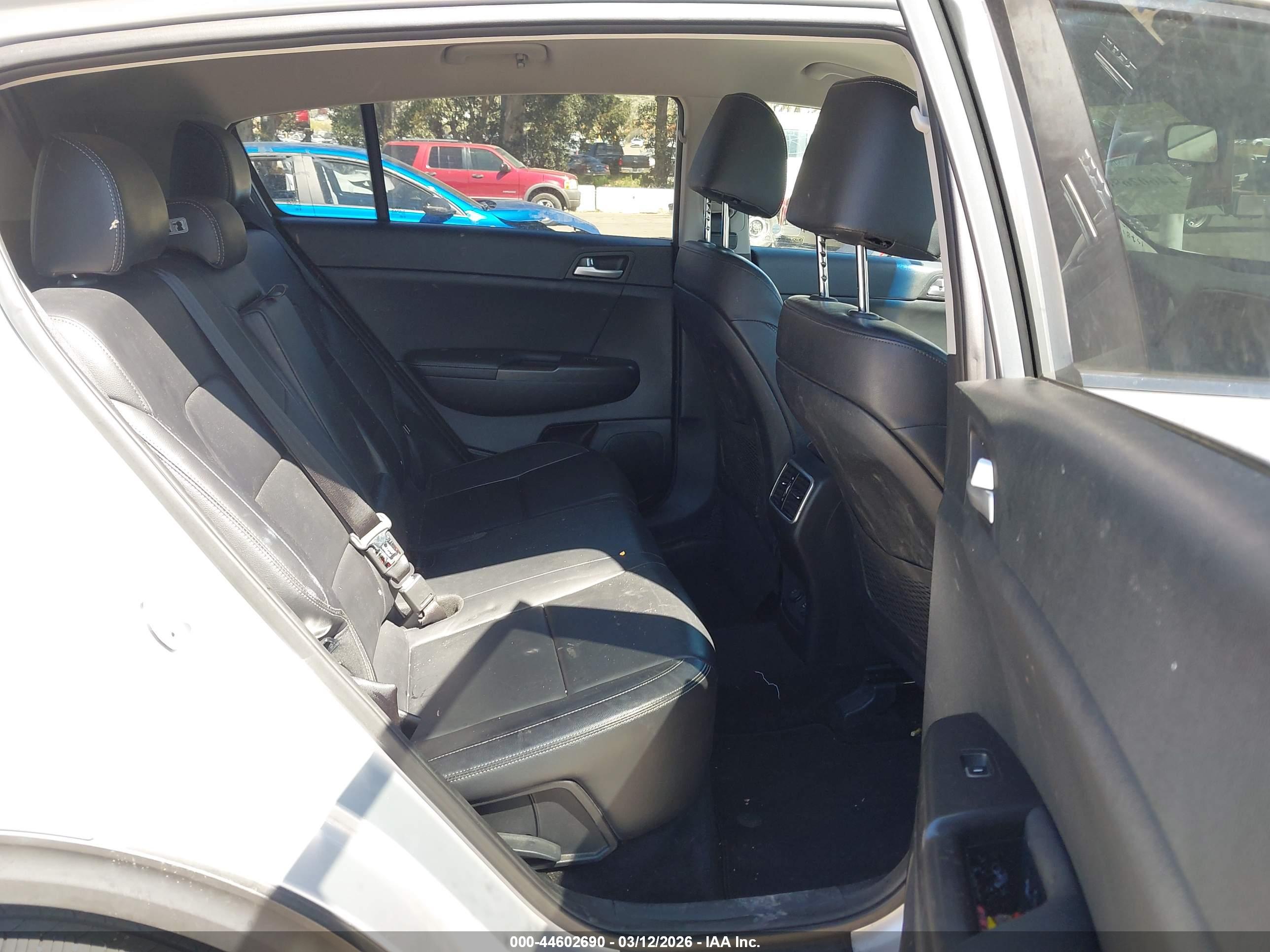 KIA SPORTAGE image 8
