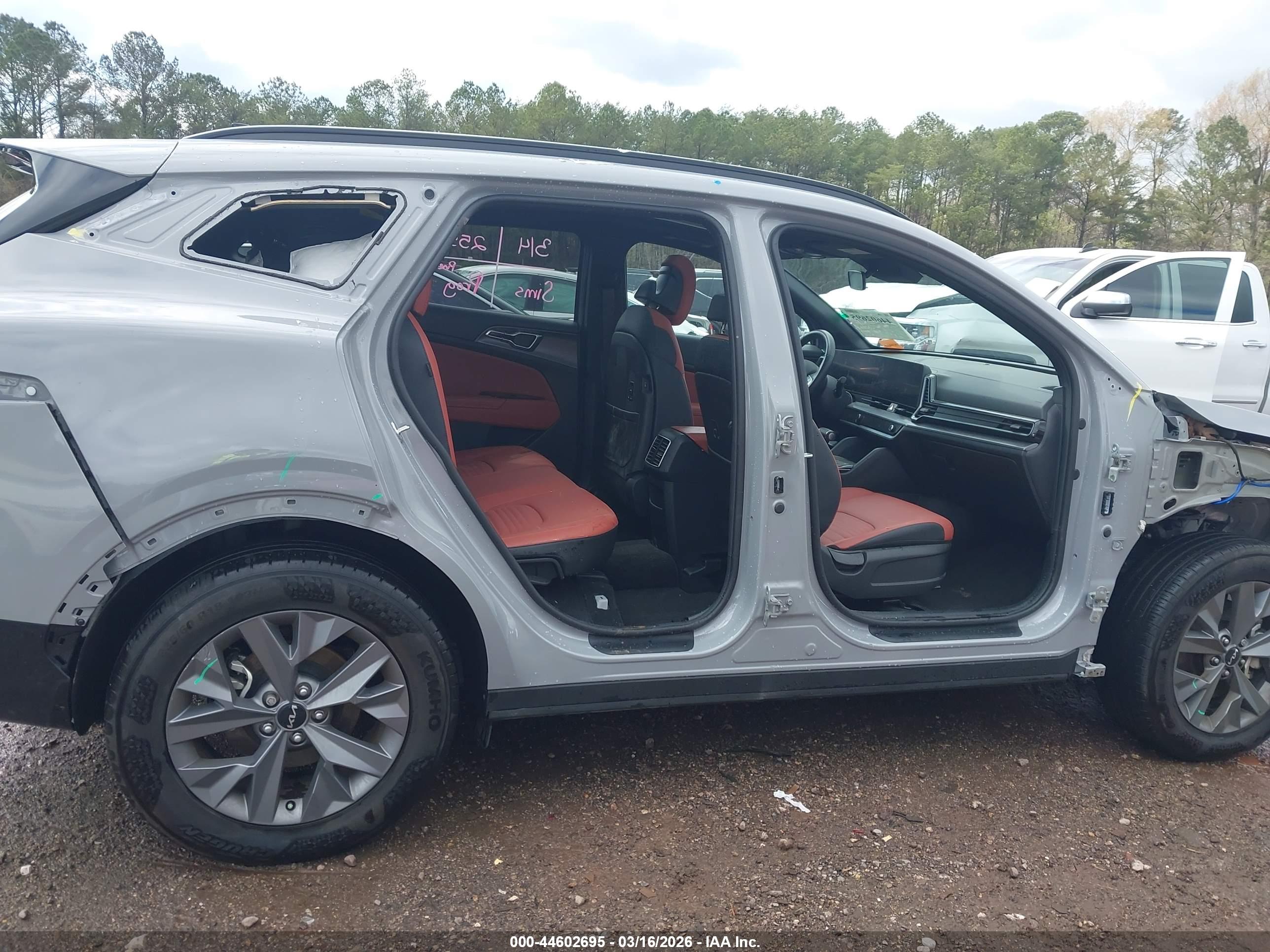 KIA SPORTAGE image 6