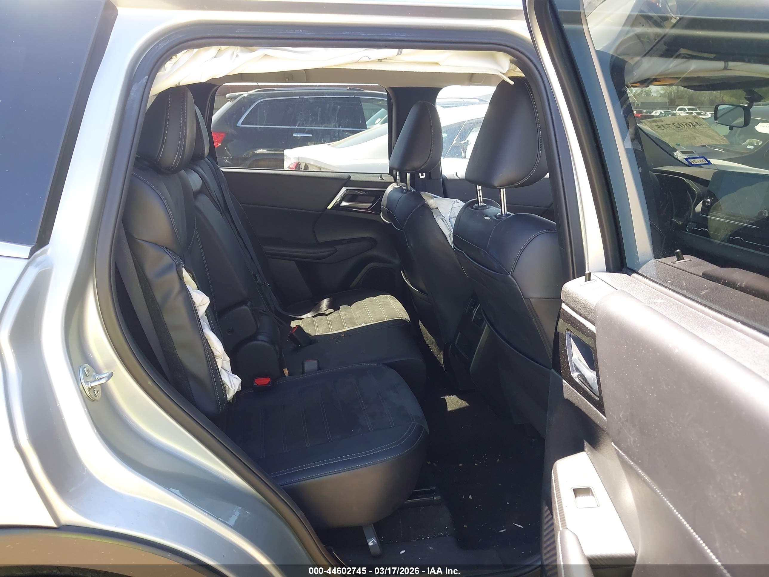 MITSUBISHI OUTLANDER image 8