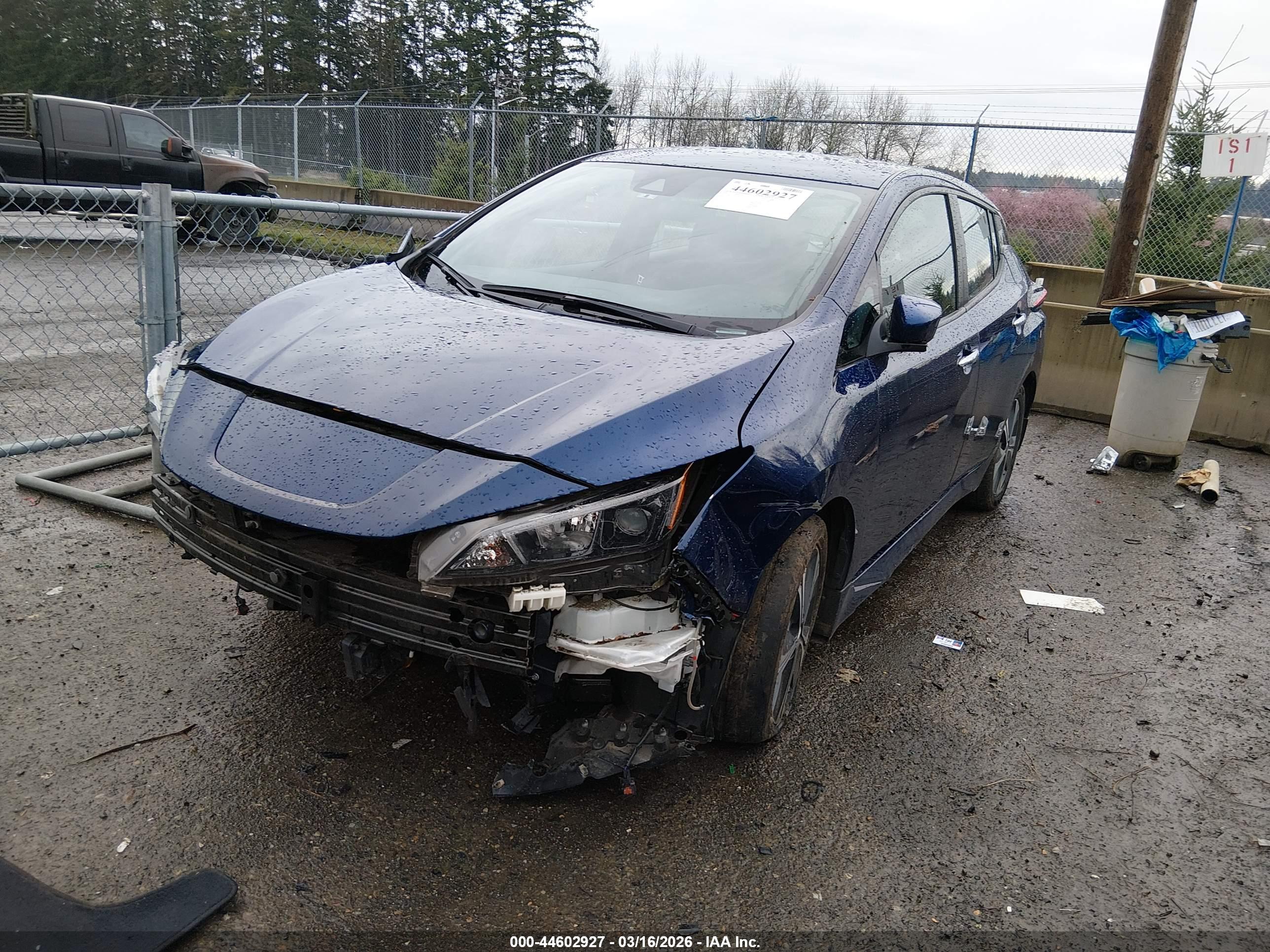 NISSAN LEAF image 2
