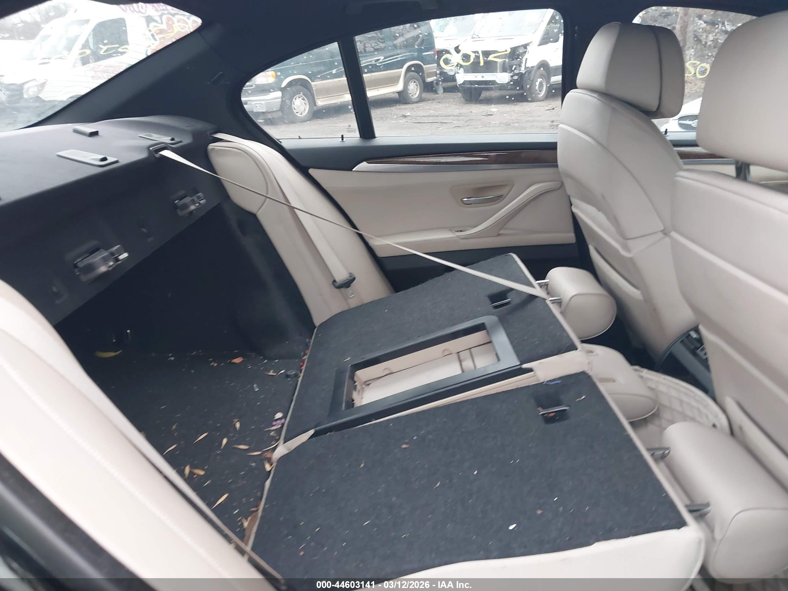 BMW 550I image 8