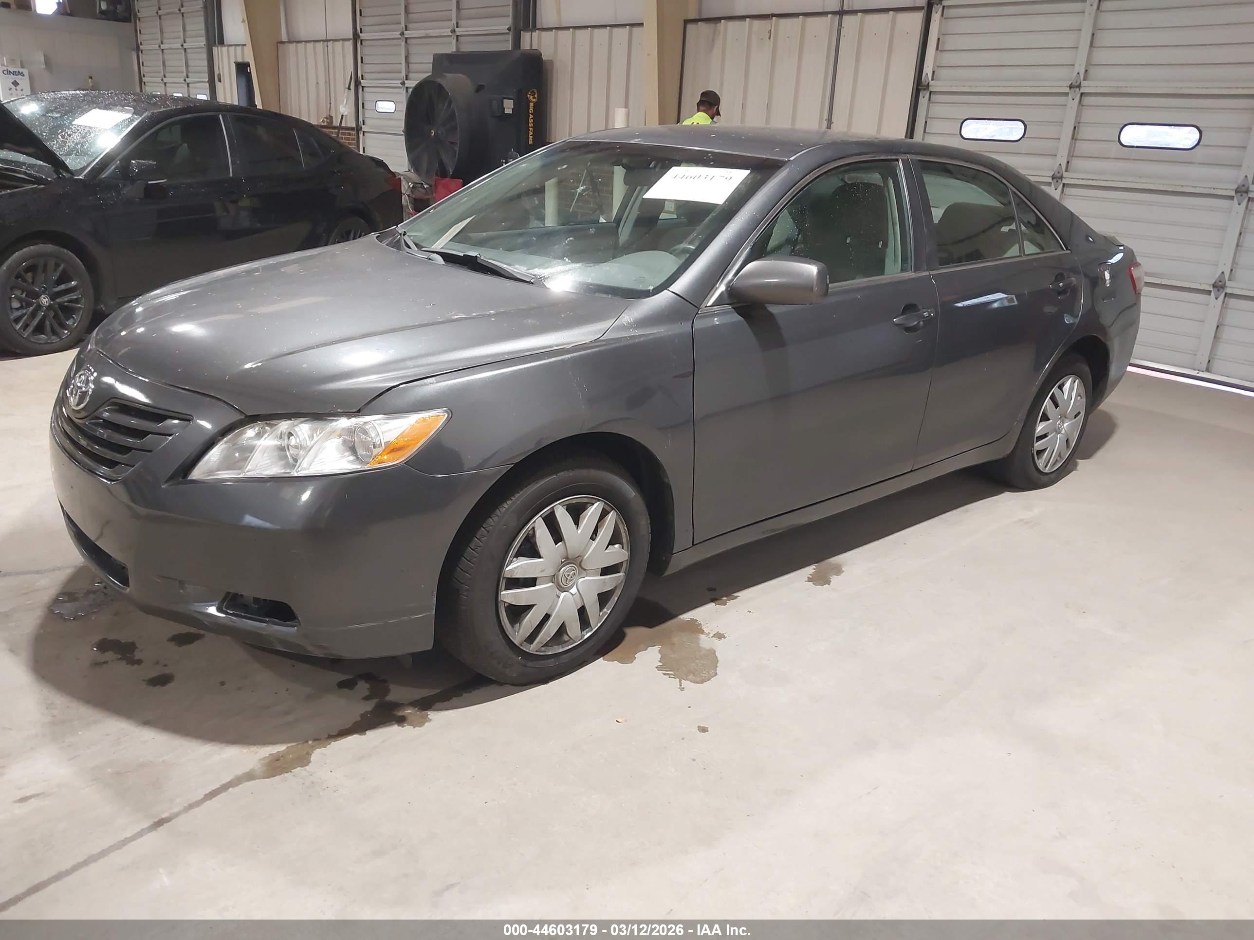 TOYOTA CAMRY image 2