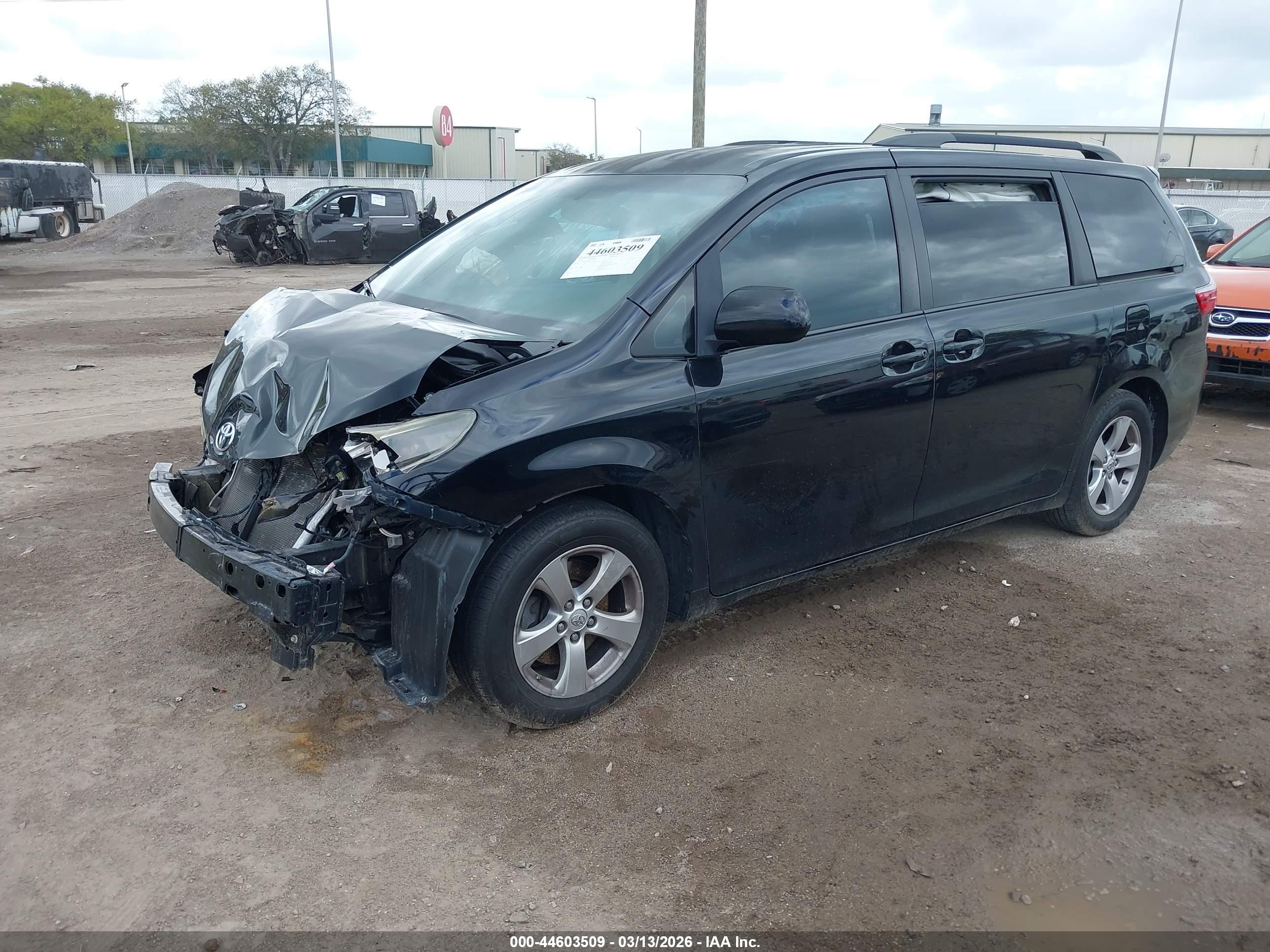 TOYOTA SIENNA image 2