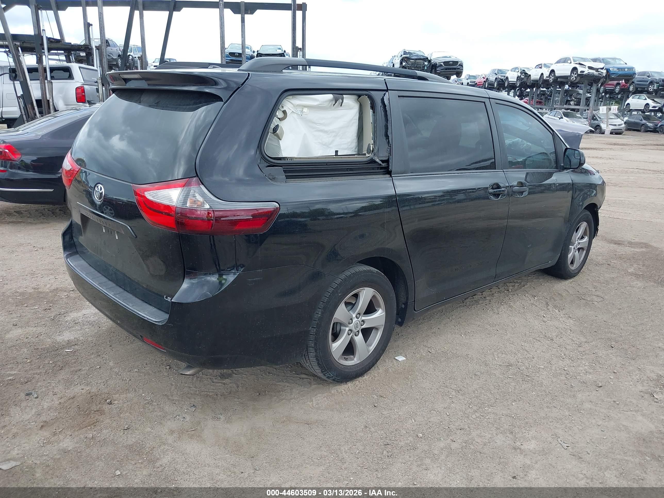 TOYOTA SIENNA image 4