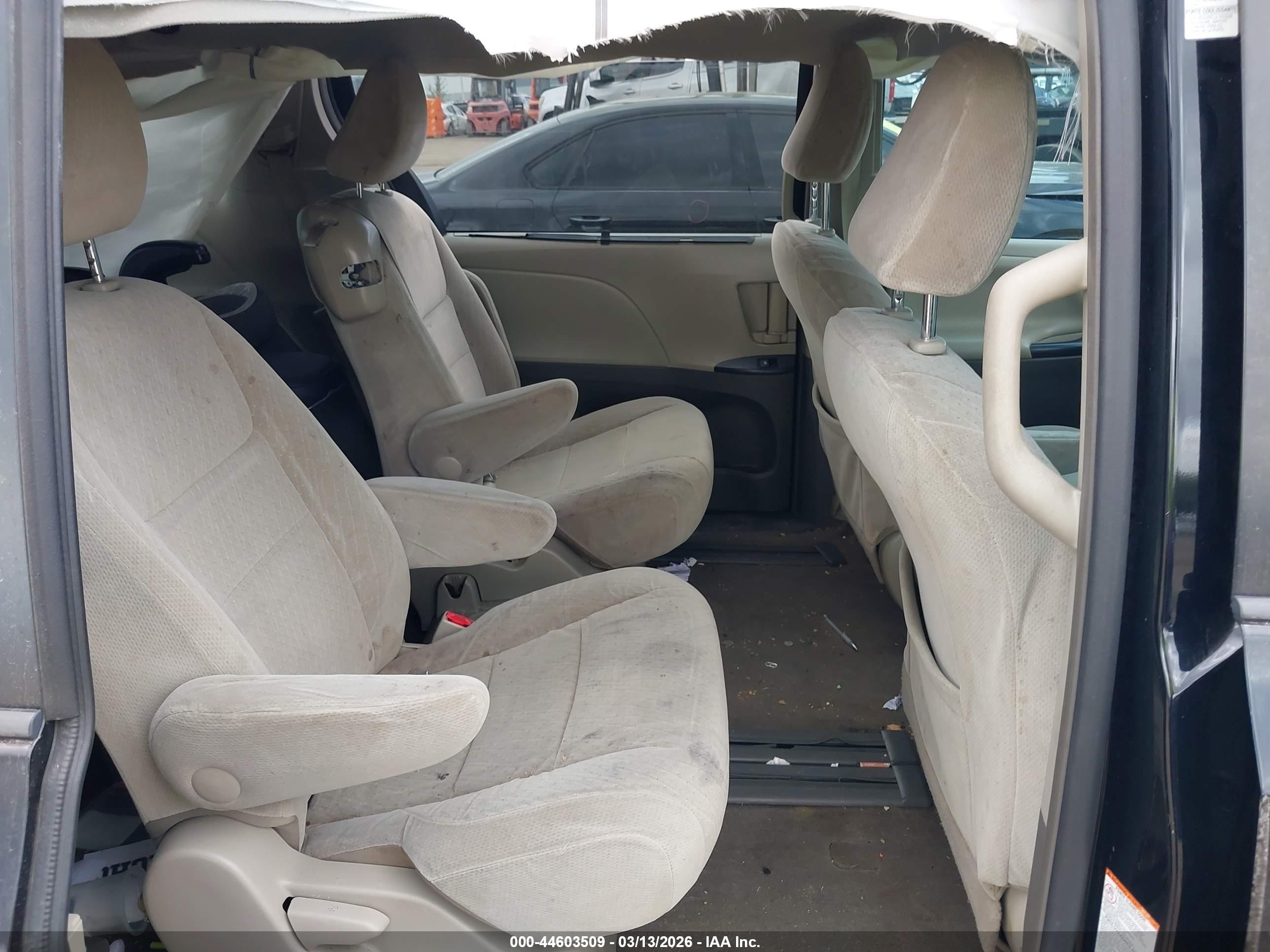 TOYOTA SIENNA image 8
