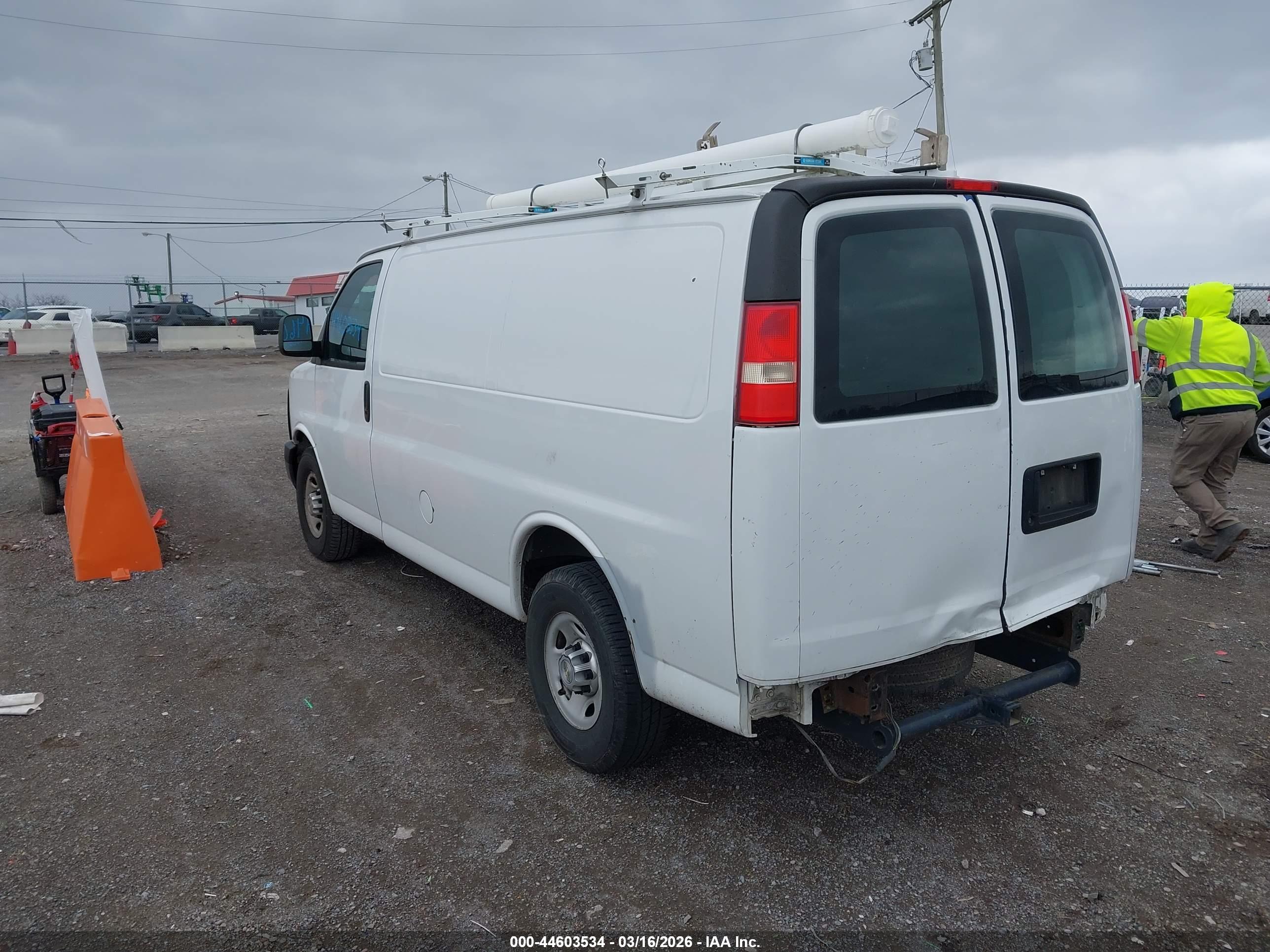 CHEVROLET EXPRESS image 3