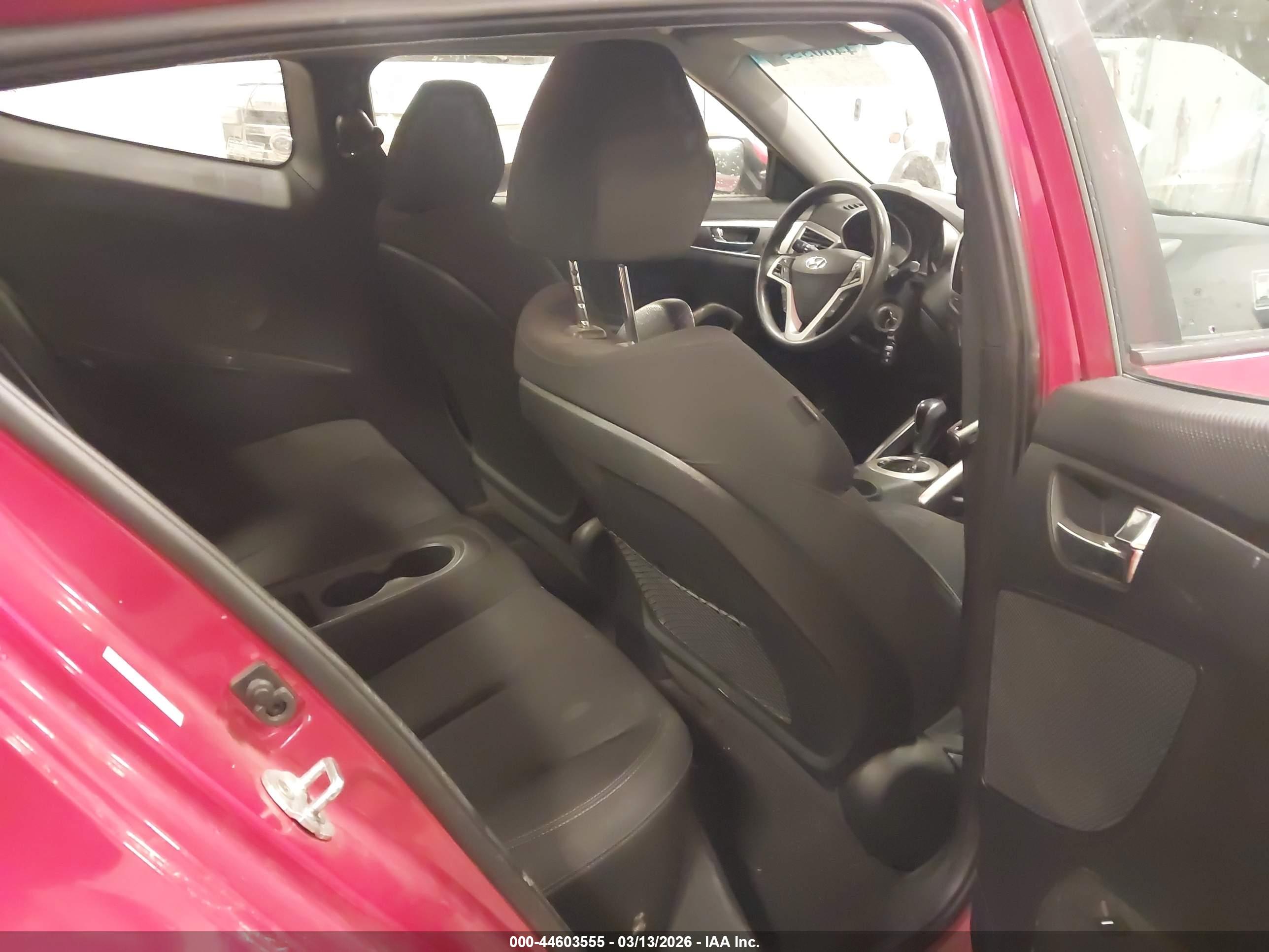 HYUNDAI VELOSTER image 8