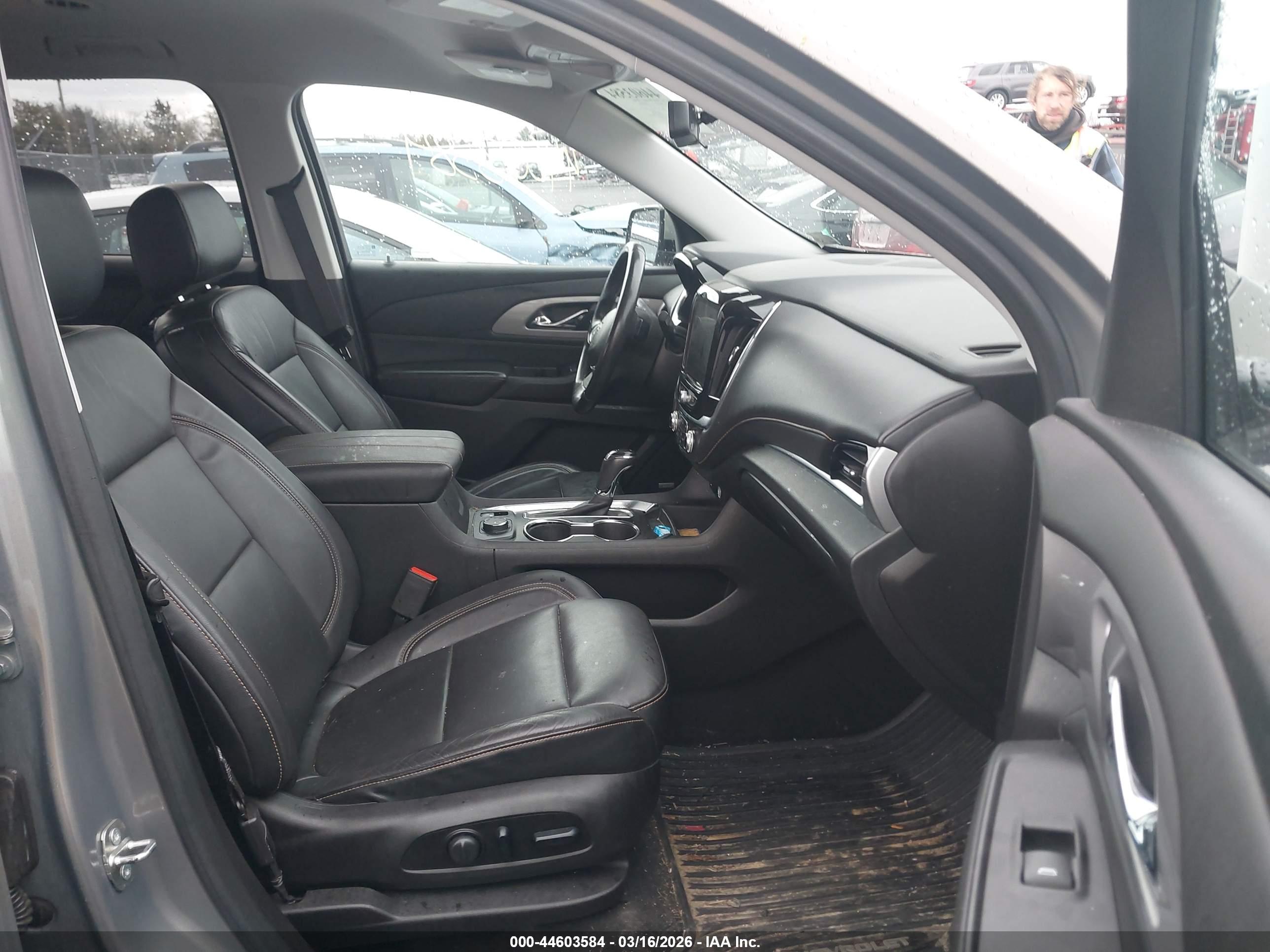 CHEVROLET TRAVERSE image 5