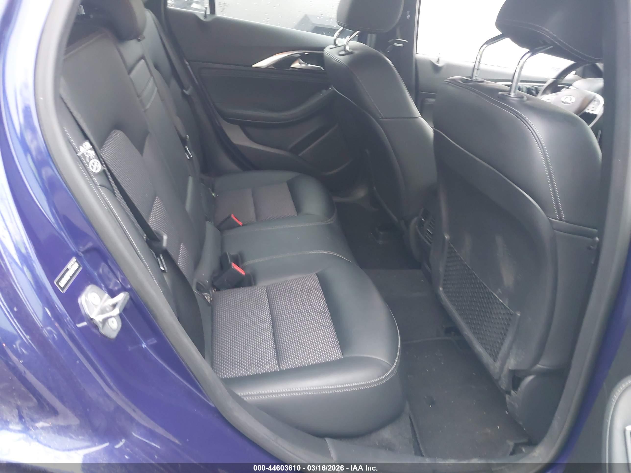 INFINITI QX30 image 8