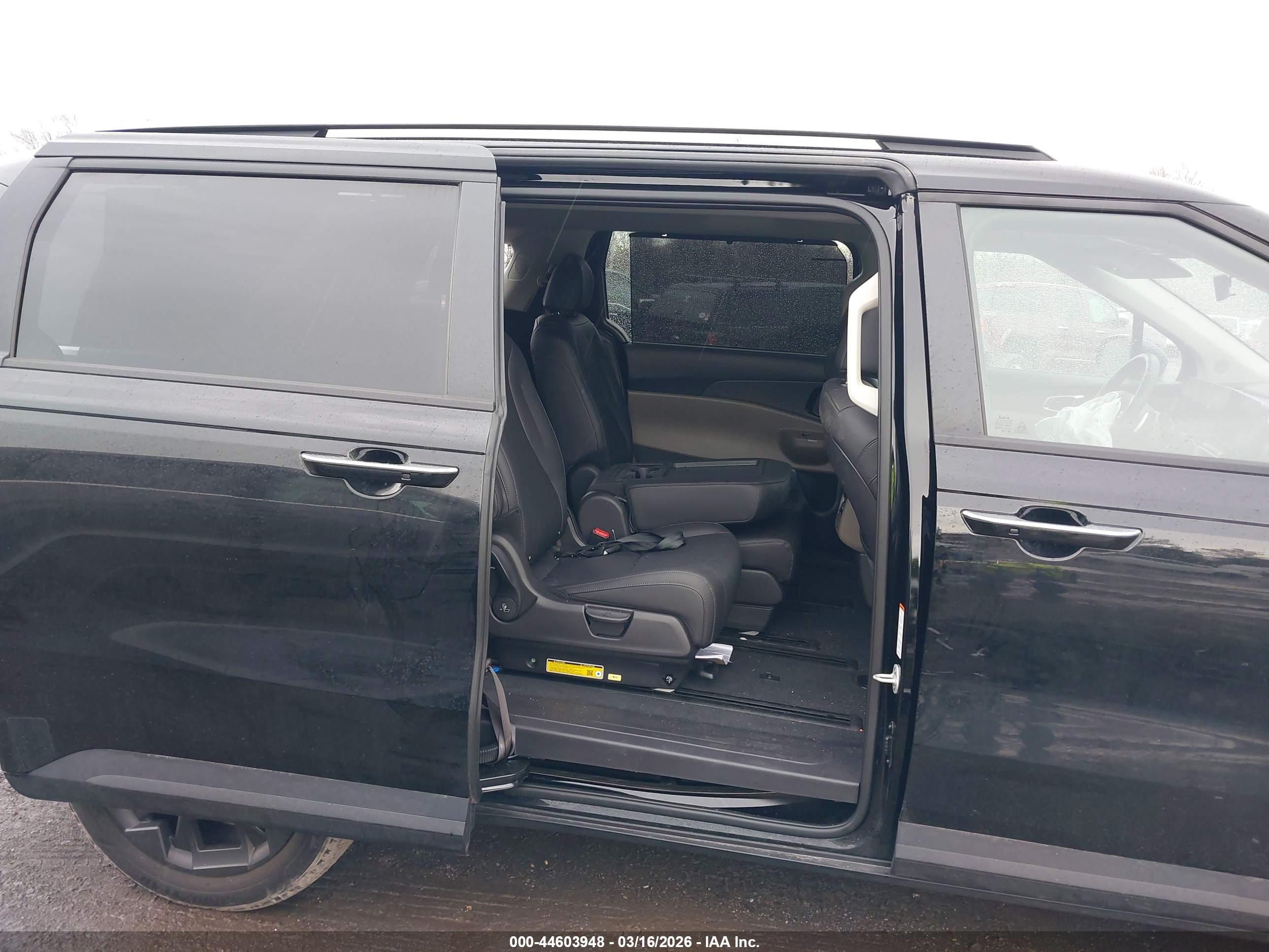 KIA CARNIVAL image 8