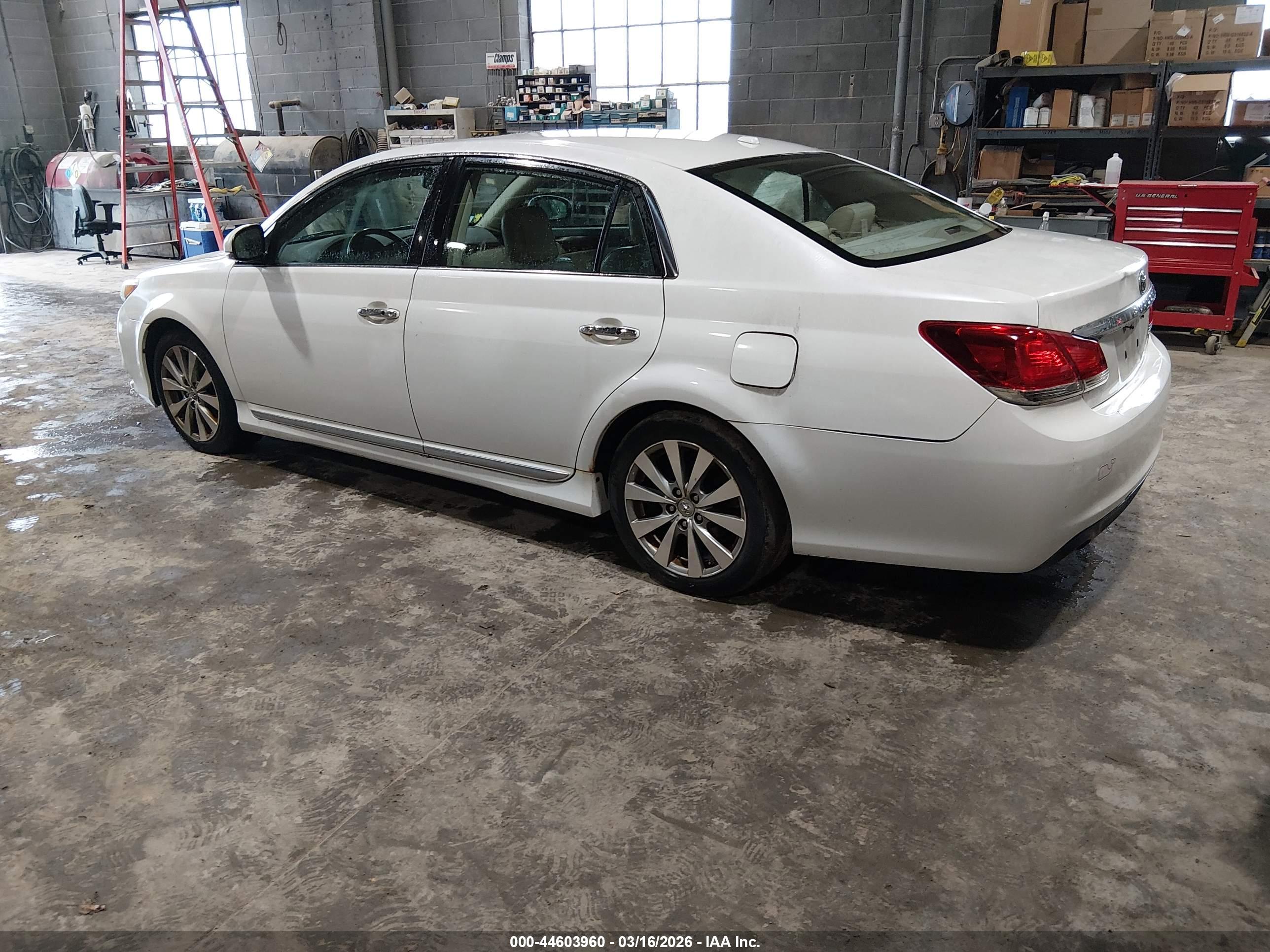 TOYOTA AVALON image 3