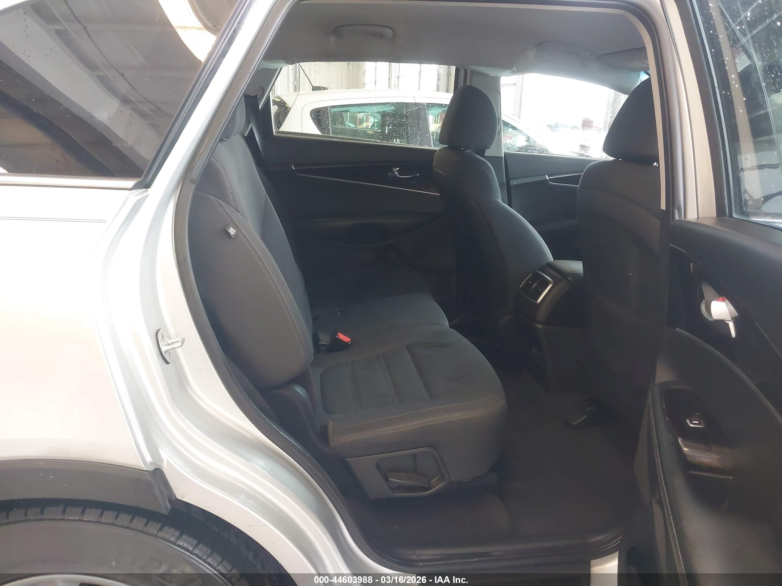 KIA SORENTO image 8