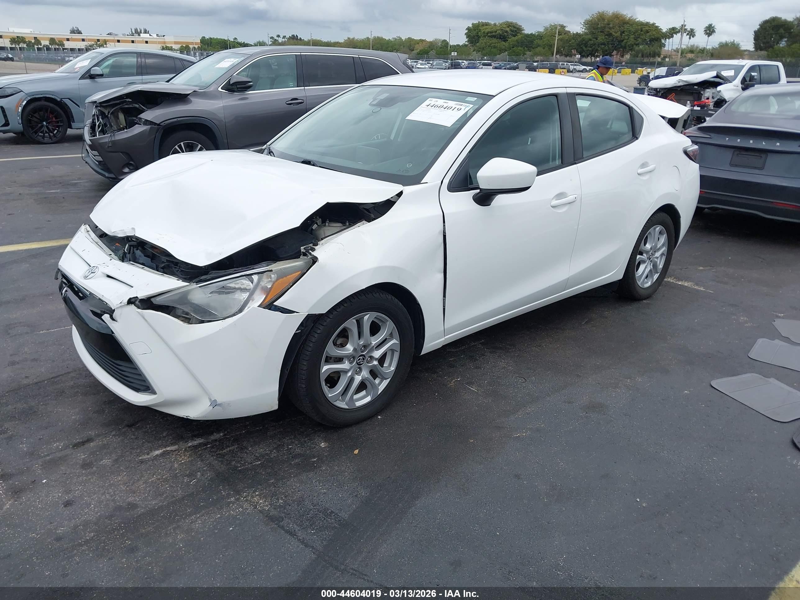 TOYOTA YARIS image 2