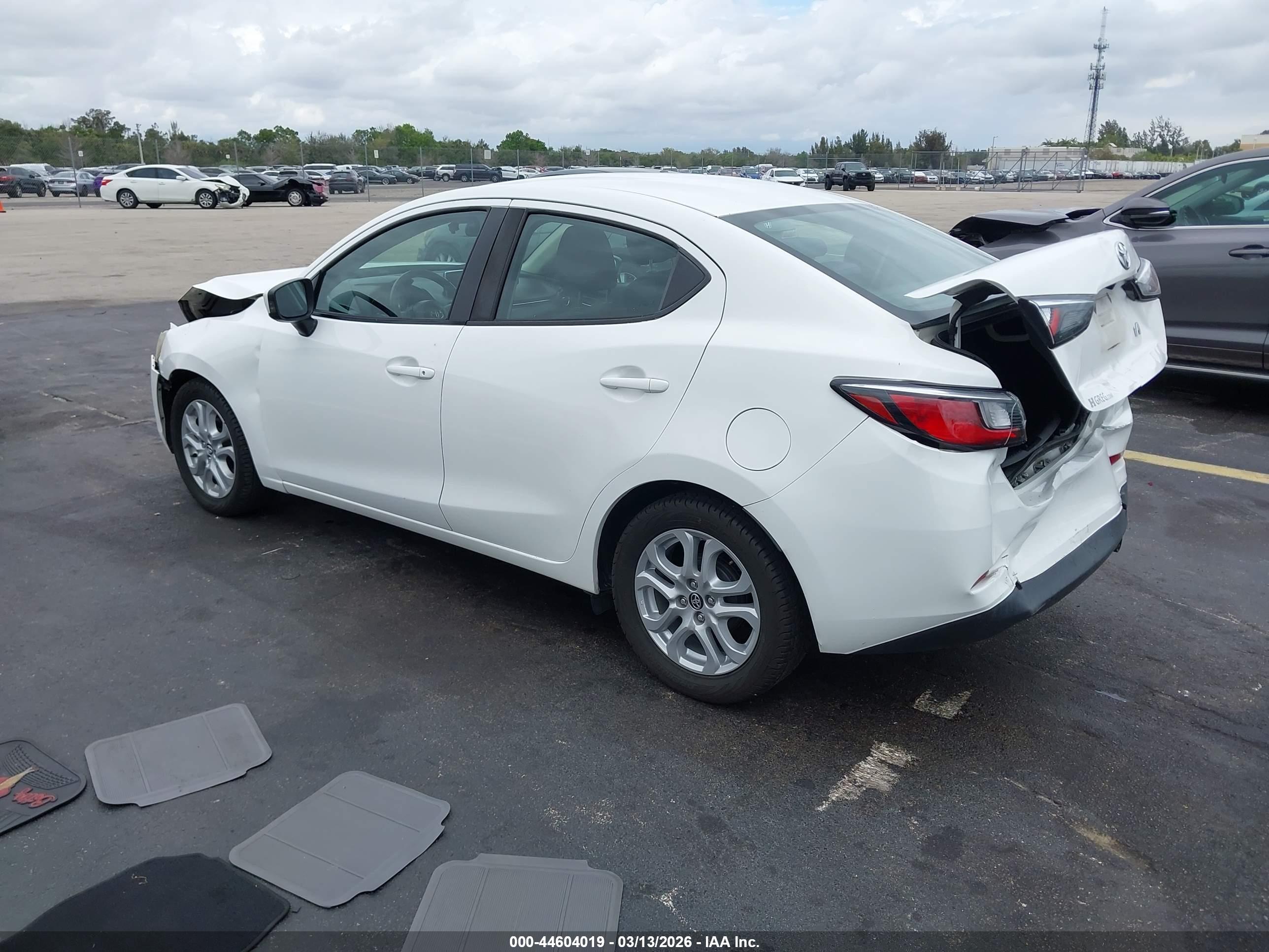 TOYOTA YARIS image 3