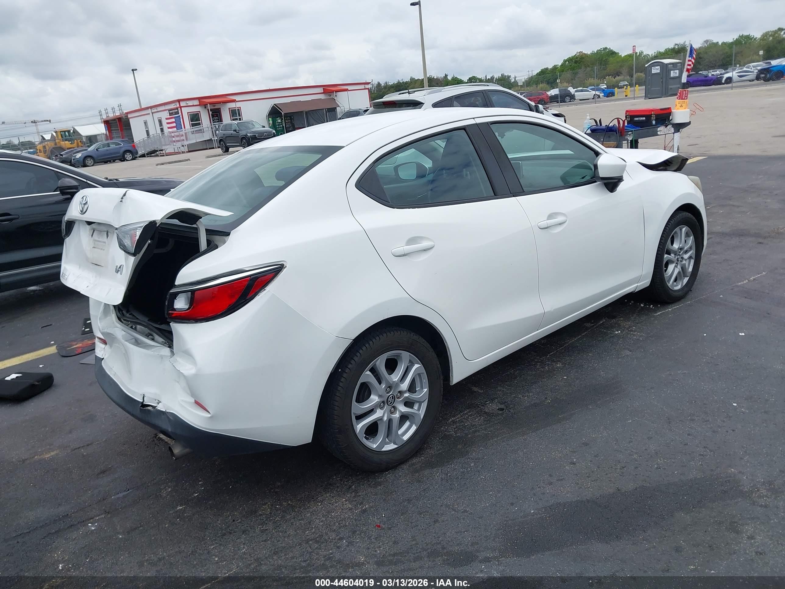 TOYOTA YARIS image 4