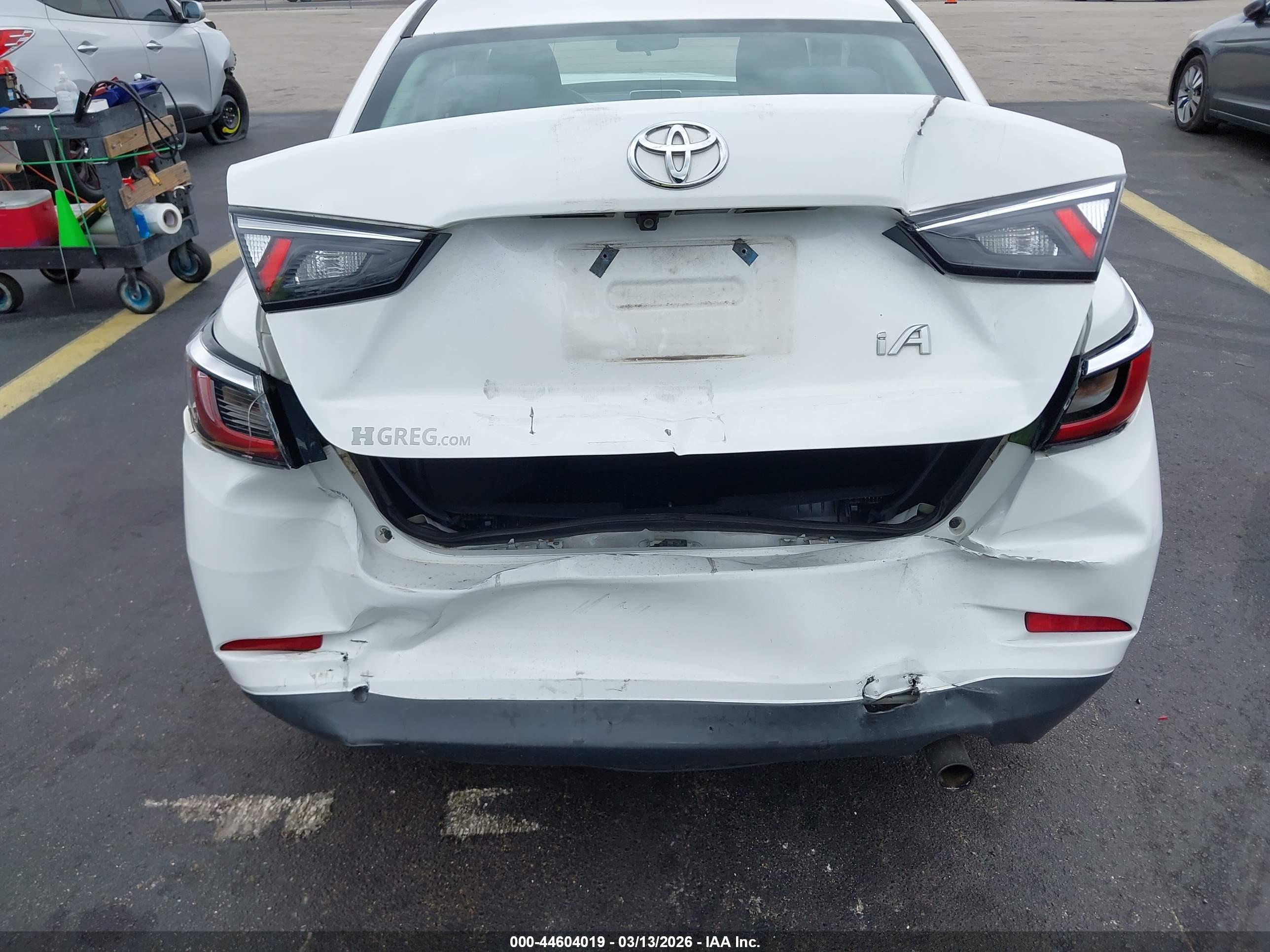 TOYOTA YARIS image 6