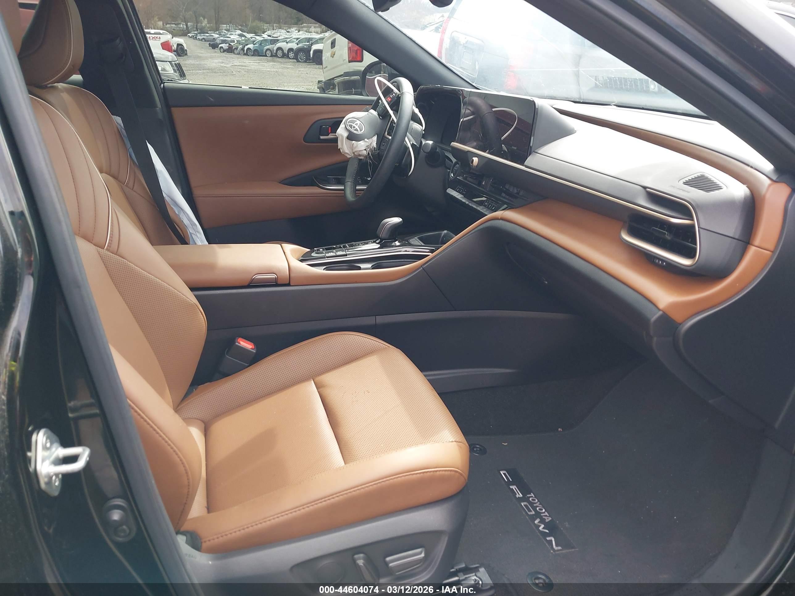 TOYOTA CROWN image 5