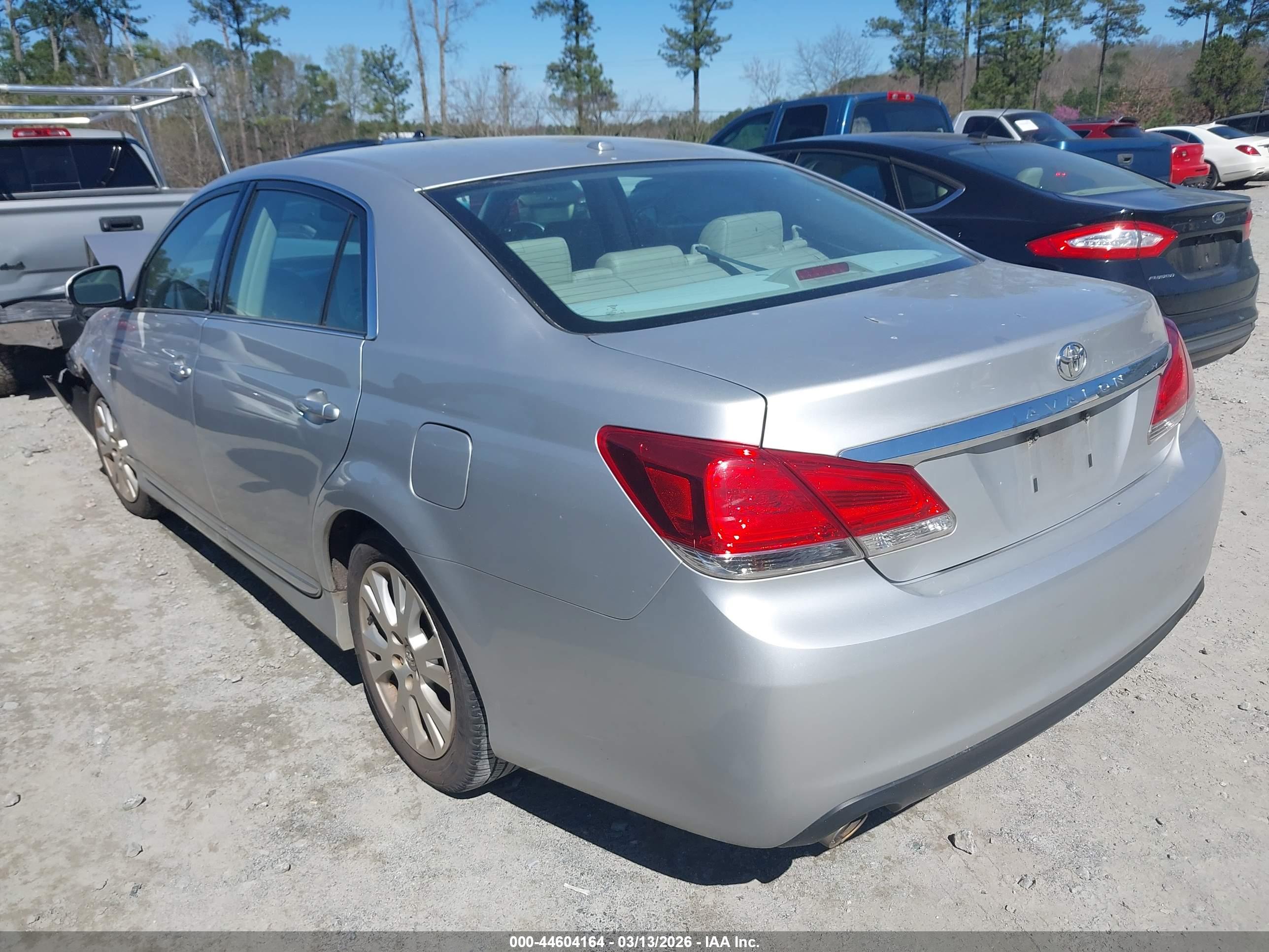 TOYOTA AVALON image 3